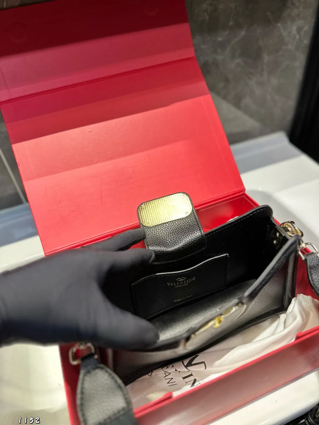 ❤️P300 (folding gift box)❤️ Valentino Allknots crossbody bag, exquisite and beautiful, high-end and elegant, easy to control, no matter the clothes, no season. Can be used all year round, salty or sweet. Carry it on a tall girl, she has the temperament of a royal sister. Carry it on a small girl, it is a sweet girl. Size: 26 15