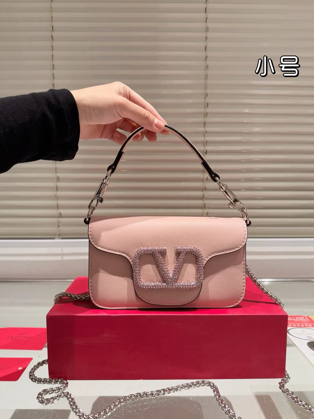 Small P310 folding box ⚠️Size 20.10 Valentino Loco shoulder bag has a high-end feel. This look is very versatile. No matter how you carry it, there is no pressure. Which girl can refuse such a beautiful bag?