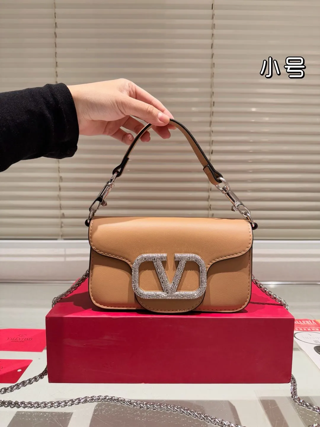 Small P310 folding box ⚠️Size 20.10 Valentino Loco shoulder bag has a high-end feel. This look is very versatile. No matter how you carry it, there is no pressure. Which girl can refuse such a beautiful bag?