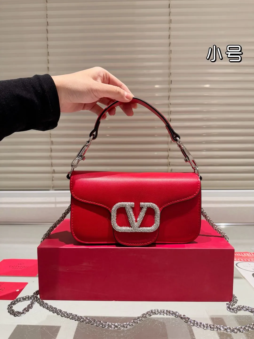 Small P310 folding box ⚠️Size 20.10 Valentino Loco shoulder bag has a high-end feel. This look is very versatile. No matter how you carry it, there is no pressure. Which girl can refuse such a beautiful bag?