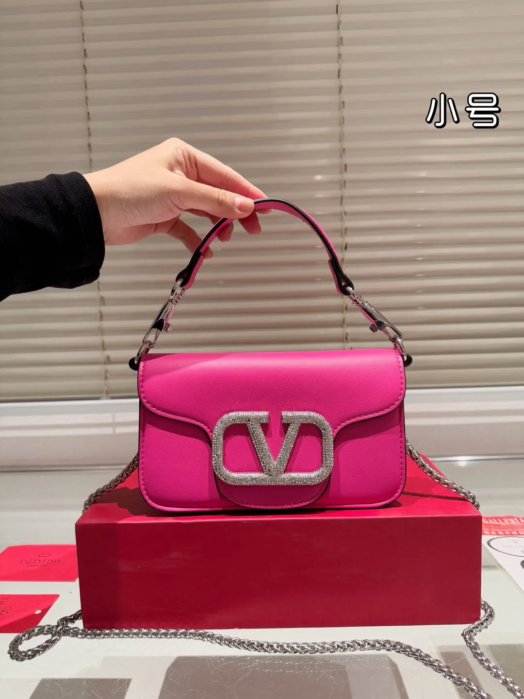 Small P310 folding box ⚠️Size 20.10 Valentino Loco shoulder bag has a high-end feel. This look is very versatile. No matter how you carry it, there is no pressure. Which girl can refuse such a beautiful bag?