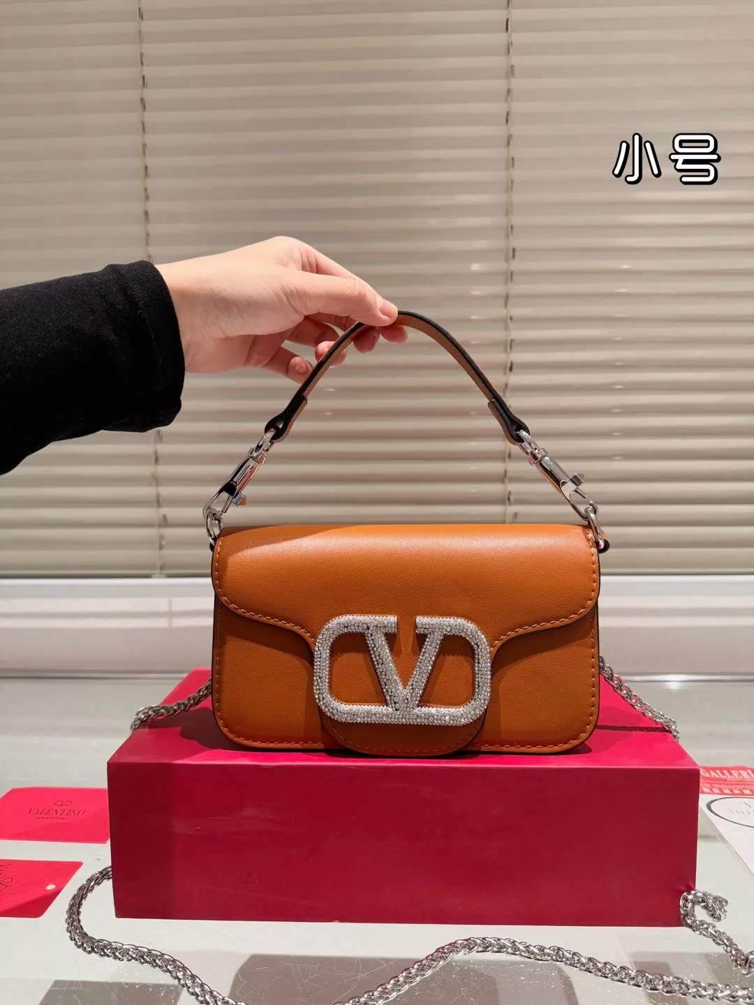 Small P310 folding box ⚠️Size 20.10 Valentino Loco shoulder bag has a high-end feel. This look is very versatile. No matter how you carry it, there is no pressure. Which girl can refuse such a beautiful bag?