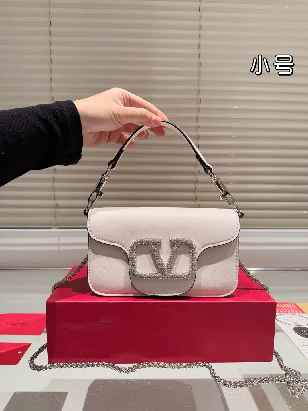 Small P310 folding box ⚠️Size 20.10 Valentino Loco shoulder bag has a high-end feel. This look is very versatile. No matter how you carry it, there is no pressure. Which girl can refuse such a beautiful bag?