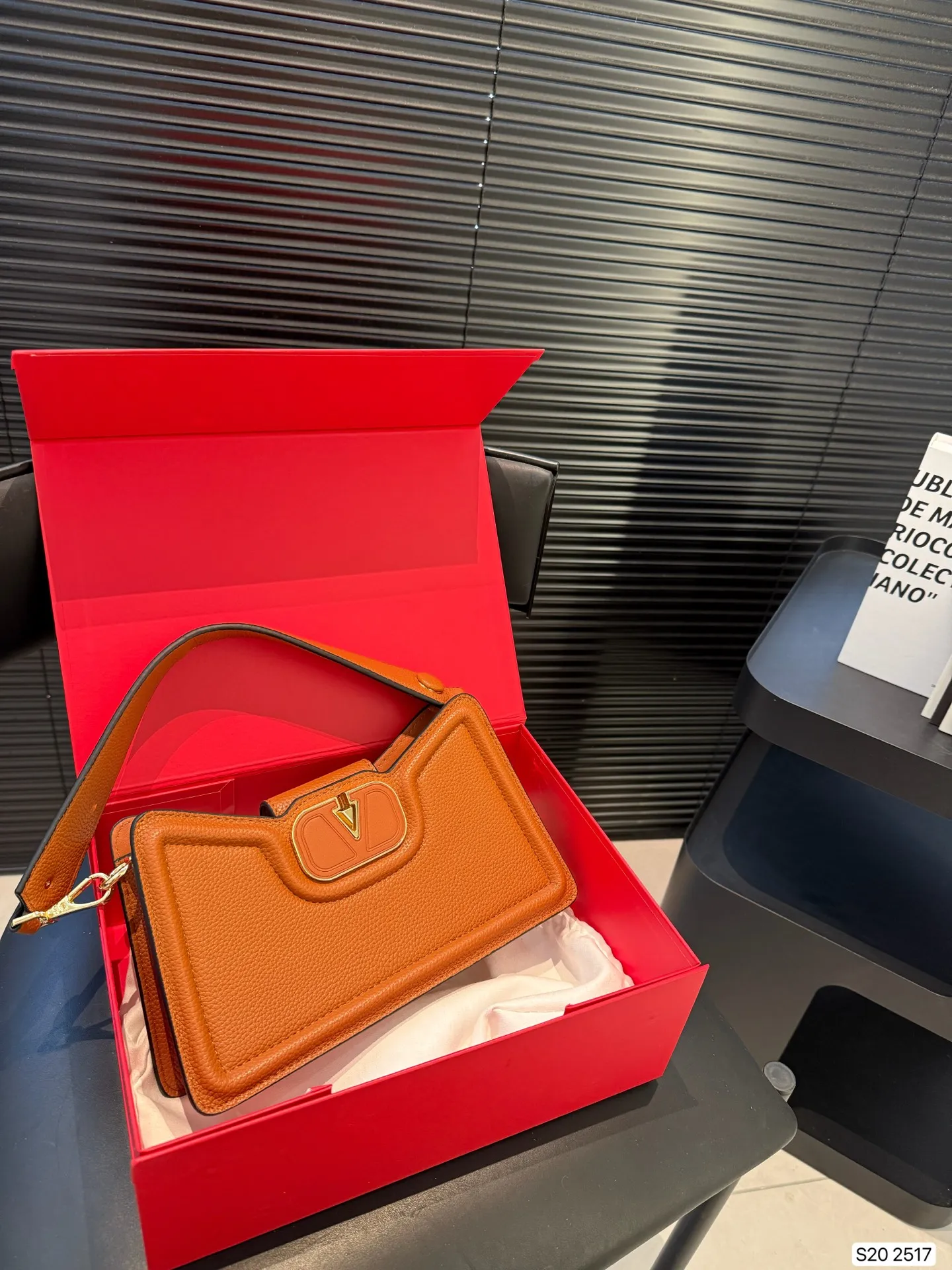 P300 with folding box Valentino Allknots crossbody bag Exquisite and beautiful High-end elegance Easy to control, no matter the clothes or seasons Can be used all year round, salty or sweet Carry it on a tall girl, it looks like a queen. Carry it on a small girl, it looks sweet on a girl Size: 26 15 Item No. 2517