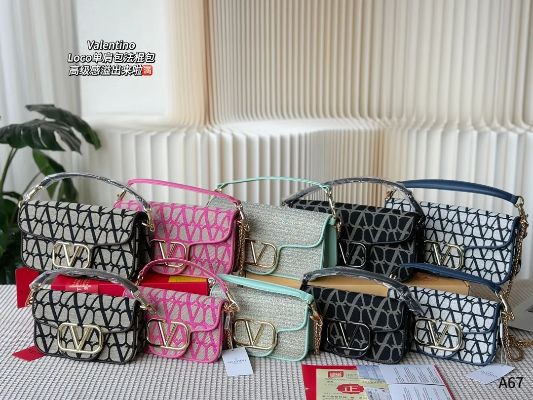 💰310💰290 Packed in a folding gift box 🌟Valentino Loco shoulder bag baguette bag, the sense of luxury is overflowing. This appearance is very versatile. No matter how you carry it, there is no pressure. Which girl can refuse such a beautiful bag? 🫣 Size: large 27-8-13, small 20-6-11