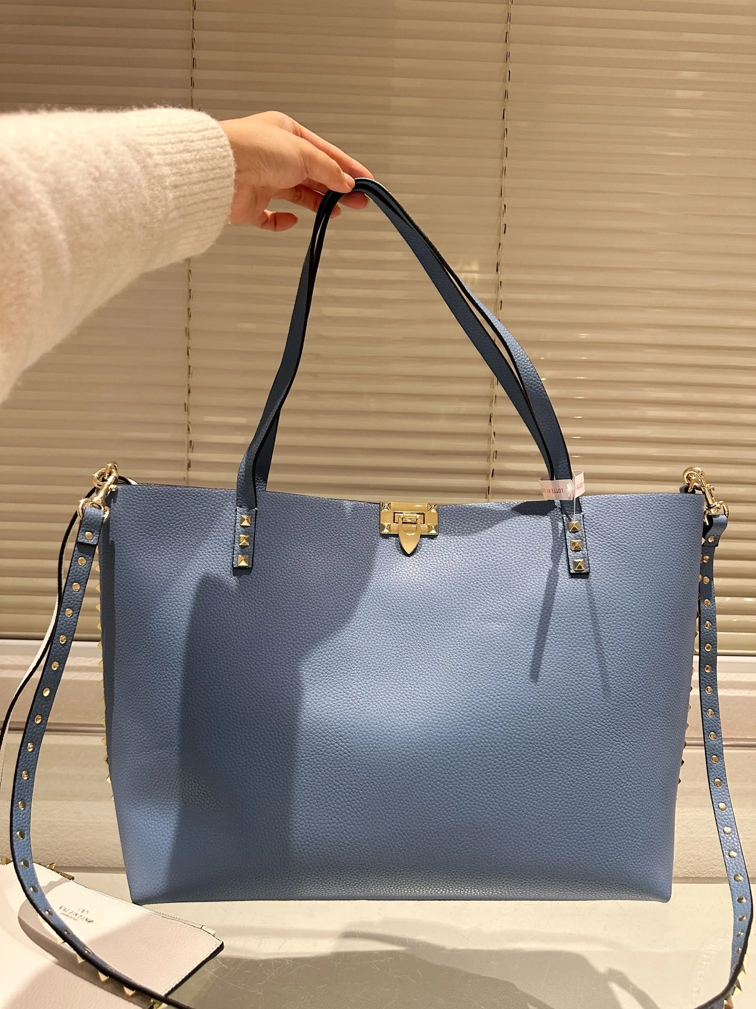 P440 Valentino VALENTINO Women's Tote Bag Valentino Letter Bag Letter bag from Valentino. The new season has just arrived. Size 39.31