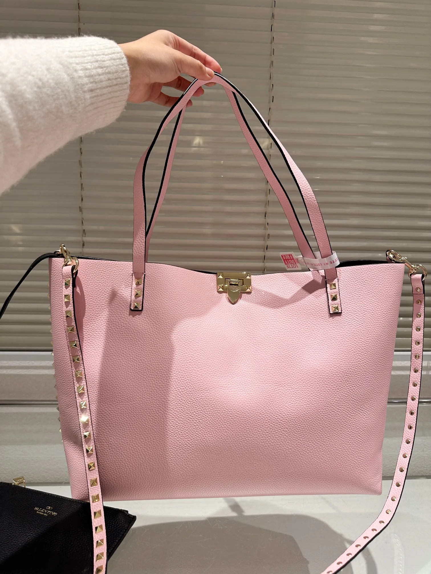 P440 Valentino VALENTINO Women's Tote Bag Valentino Letter Bag Letter bag from Valentino. The new season has just arrived. Size 39.31