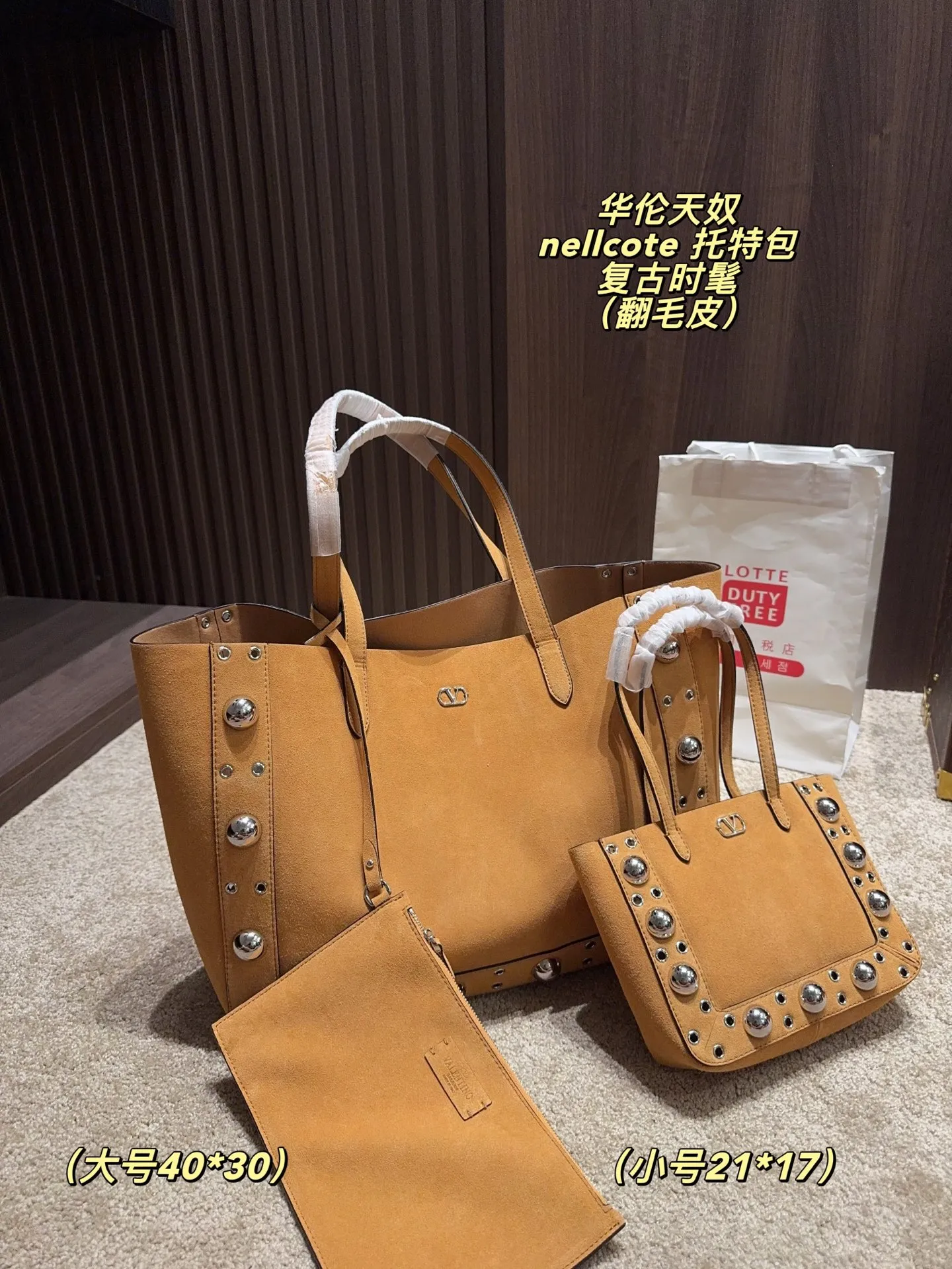 p360 comes with box⚠️Size 40*30 p480 comes with box⚠️Size 21*17 Valentino nellcote tote bag has a suede body, decorated with ball rivets and hollow details, balancing retro and fashionable. It can be freely switched between hand-carrying and shoulder-carrying, and combined with a detachable carrying bag, it combines practicality and fun.