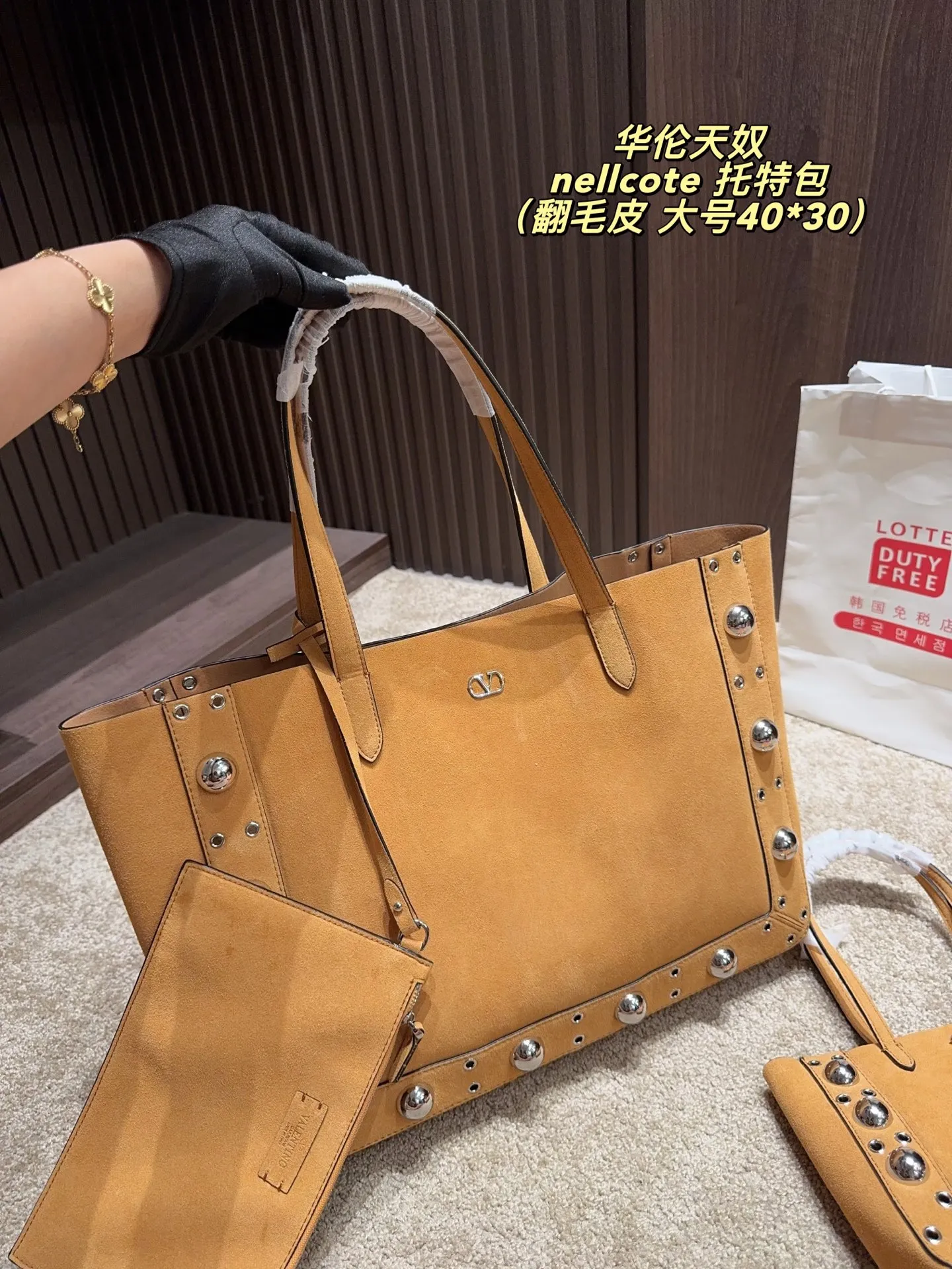 p360 comes with box⚠️Size 40*30 p480 comes with box⚠️Size 21*17 Valentino nellcote tote bag has a suede body, decorated with ball rivets and hollow details, balancing retro and fashionable. It can be freely switched between hand-carrying and shoulder-carrying, and combined with a detachable carrying bag, it combines practicality and fun.