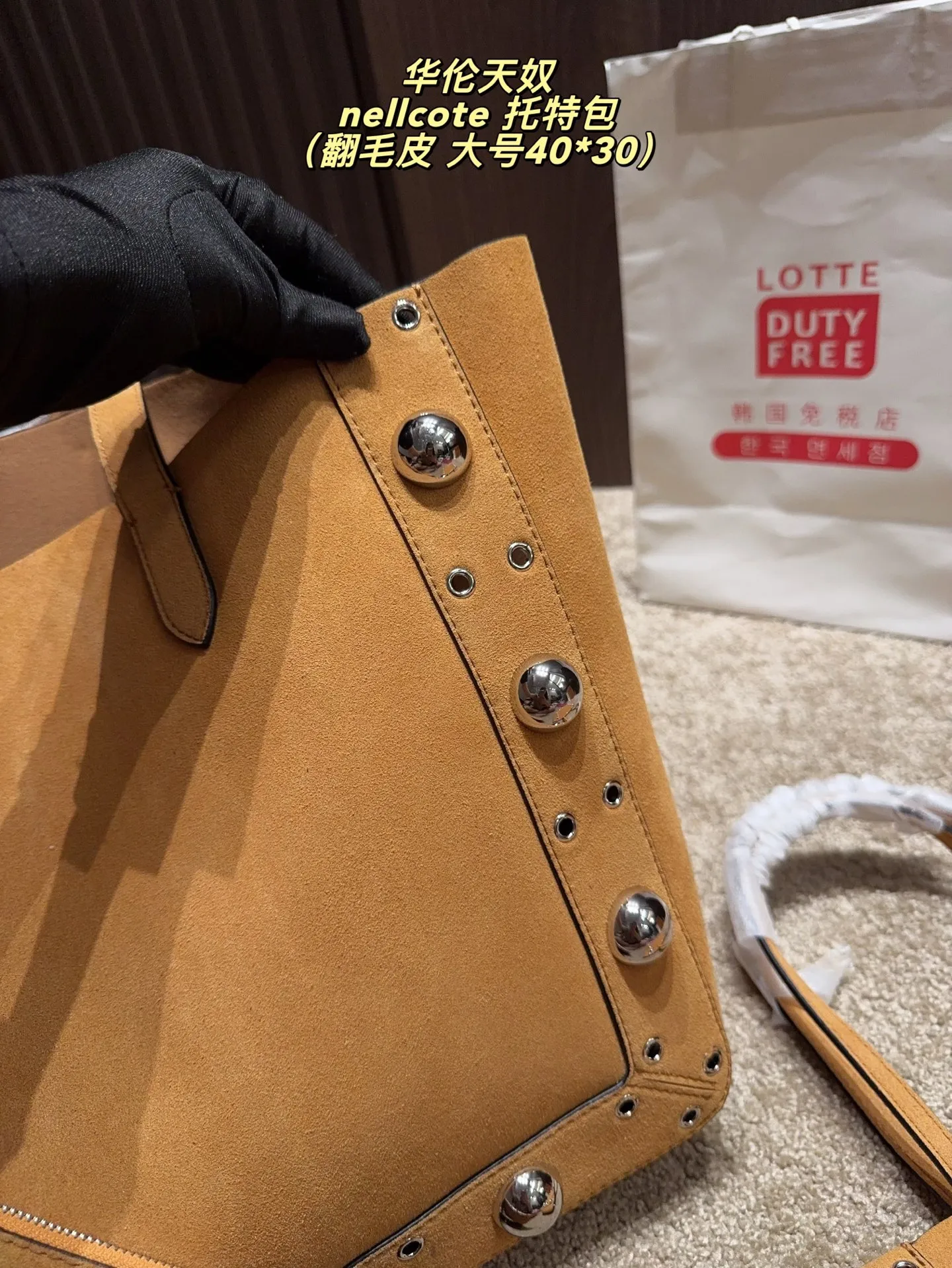 p360 comes with box⚠️Size 40*30 p480 comes with box⚠️Size 21*17 Valentino nellcote tote bag has a suede body, decorated with ball rivets and hollow details, balancing retro and fashionable. It can be freely switched between hand-carrying and shoulder-carrying, and combined with a detachable carrying bag, it combines practicality and fun.