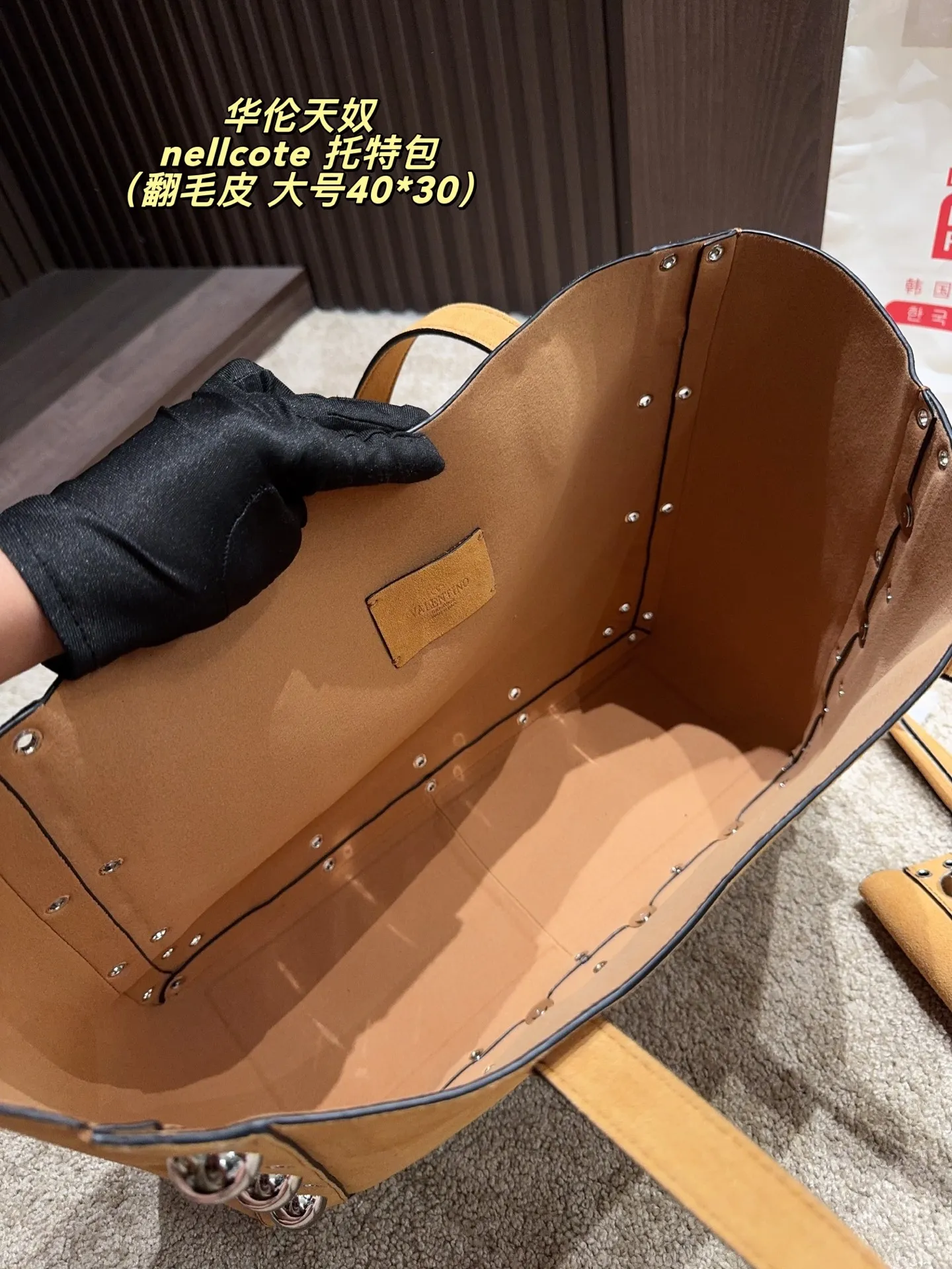 p360 comes with box⚠️Size 40*30 p480 comes with box⚠️Size 21*17 Valentino nellcote tote bag has a suede body, decorated with ball rivets and hollow details, balancing retro and fashionable. It can be freely switched between hand-carrying and shoulder-carrying, and combined with a detachable carrying bag, it combines practicality and fun.