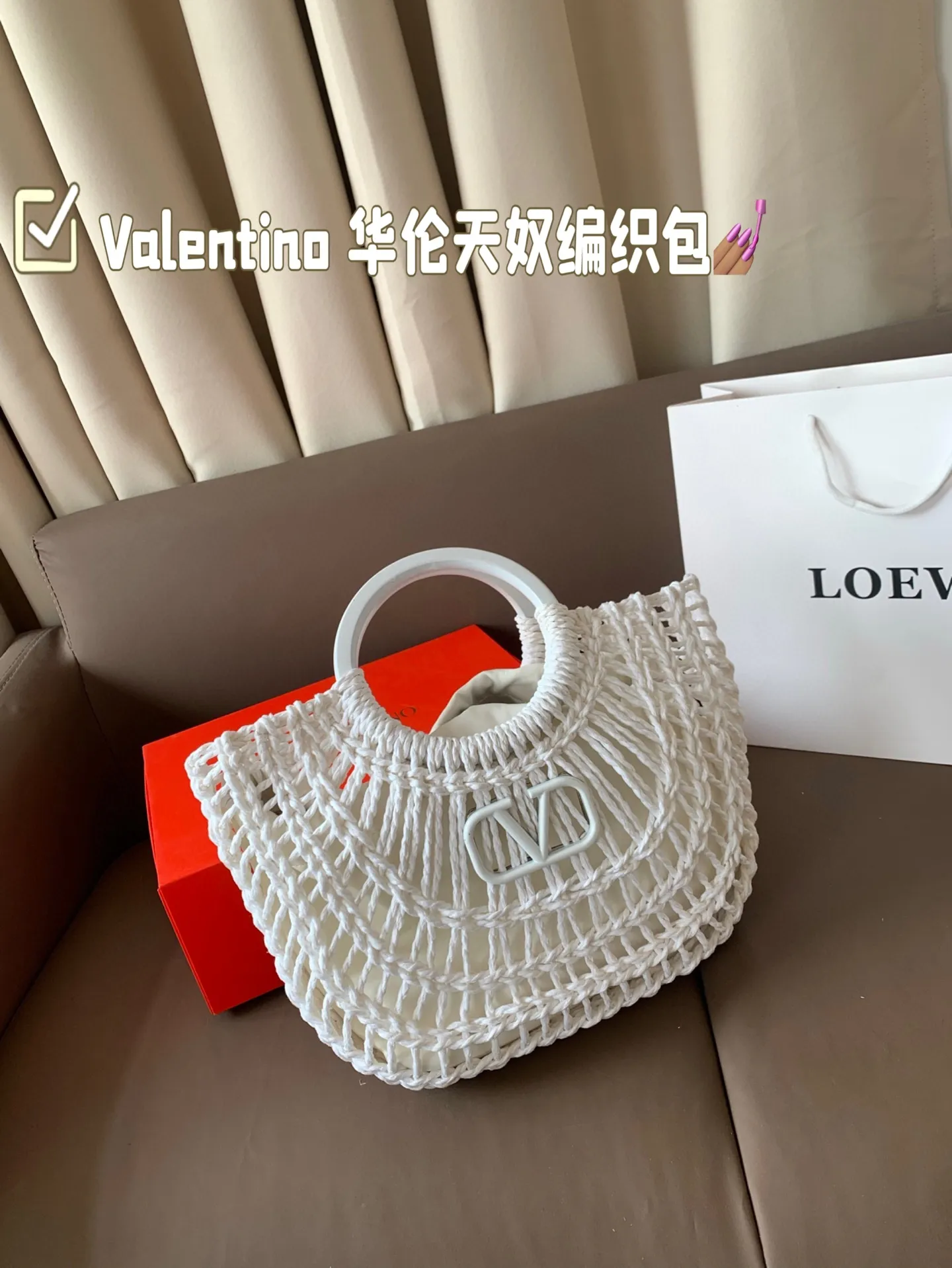 P390 Valentino Valentino woven bag 24 spring and summer has a strong holiday style, but it is also suitable for daily life. I feel like having a bag like this is a must. After all, no one wants to say no to the waves and the beach# Size: 28*19