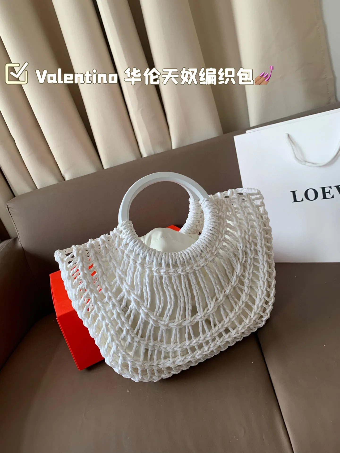 P390 Valentino Valentino woven bag 24 spring and summer has a strong holiday style, but it is also suitable for daily life. I feel like having a bag like this is a must. After all, no one wants to say no to the waves and the beach# Size: 28*19