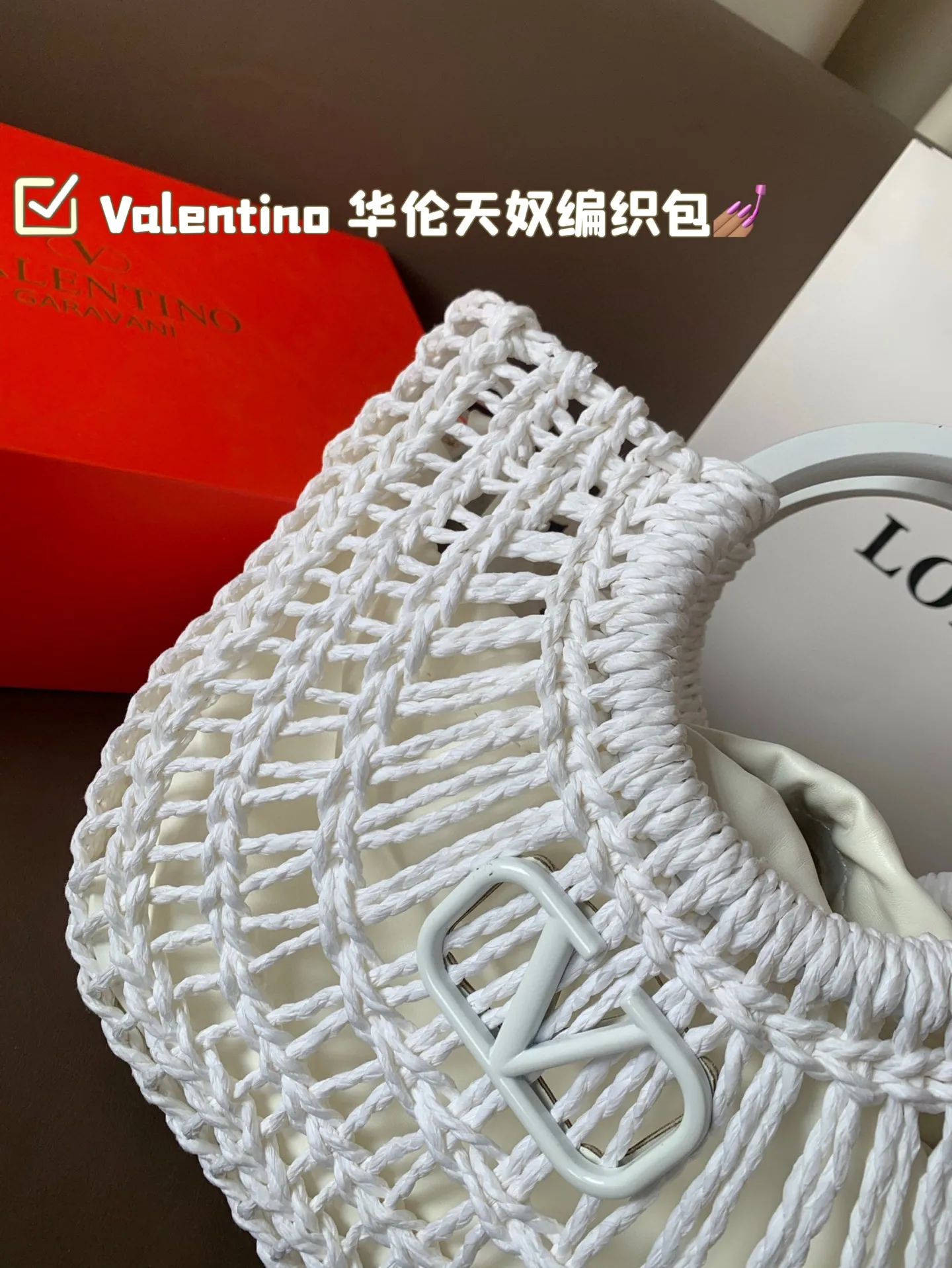 P390 Valentino Valentino woven bag 24 spring and summer has a strong holiday style, but it is also suitable for daily life. I feel like having a bag like this is a must. After all, no one wants to say no to the waves and the beach# Size: 28*19