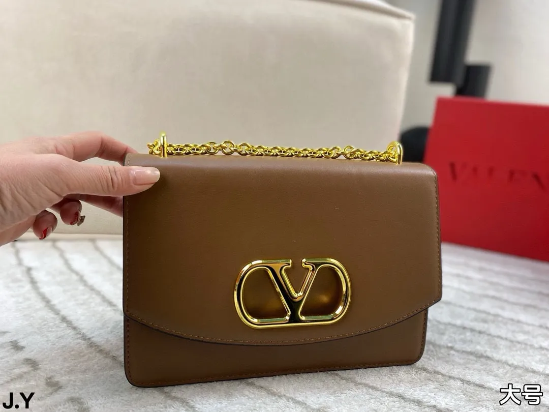 p310/p300 Folding box 🎁 Valentino Vain series handbags~ A versatile bag that can be sweet or salty, casual or business, magnetic opening and closing, practical capacity, exquisite and noble, elegant and timeless! Size: 24*16/19.5*13