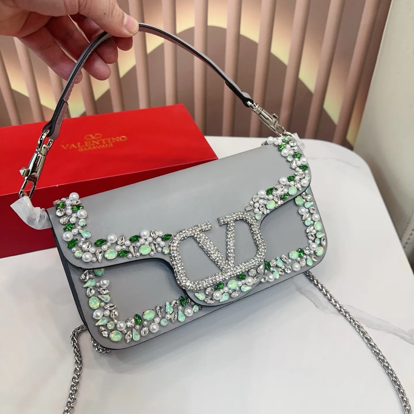 p520 Folding Box Valentino Shoulder Bag It’s fashionable and easy to match. It’s easy to match without looking old-fashioned, and the beauty and temperament bonus is so high~ I love this calmness and elegance. Size: 25.14