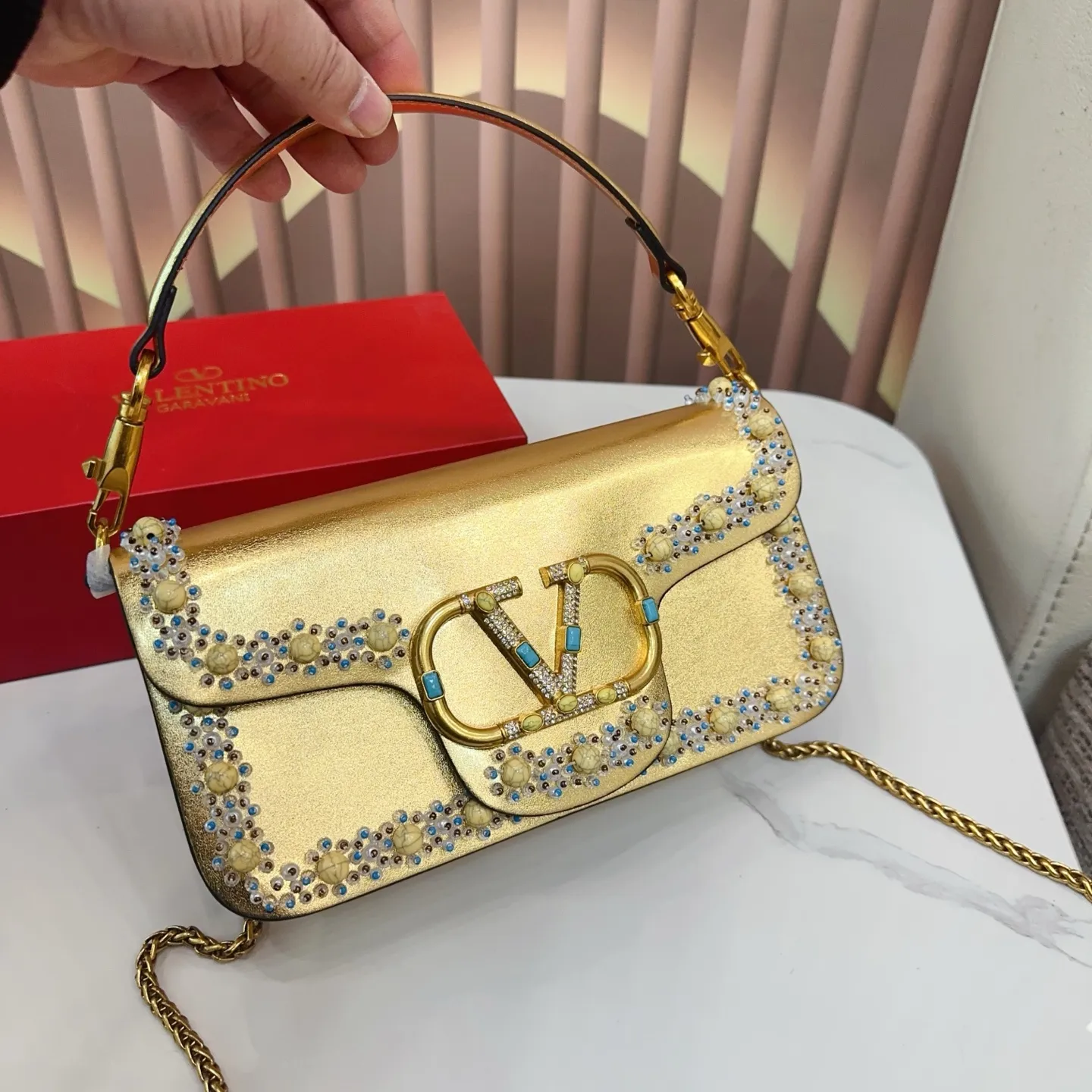 p520 Folding Box Valentino Shoulder Bag It’s fashionable and easy to match. It’s easy to match without looking old-fashioned, and the beauty and temperament bonus is so high~ I love this calmness and elegance. Size: 25.14