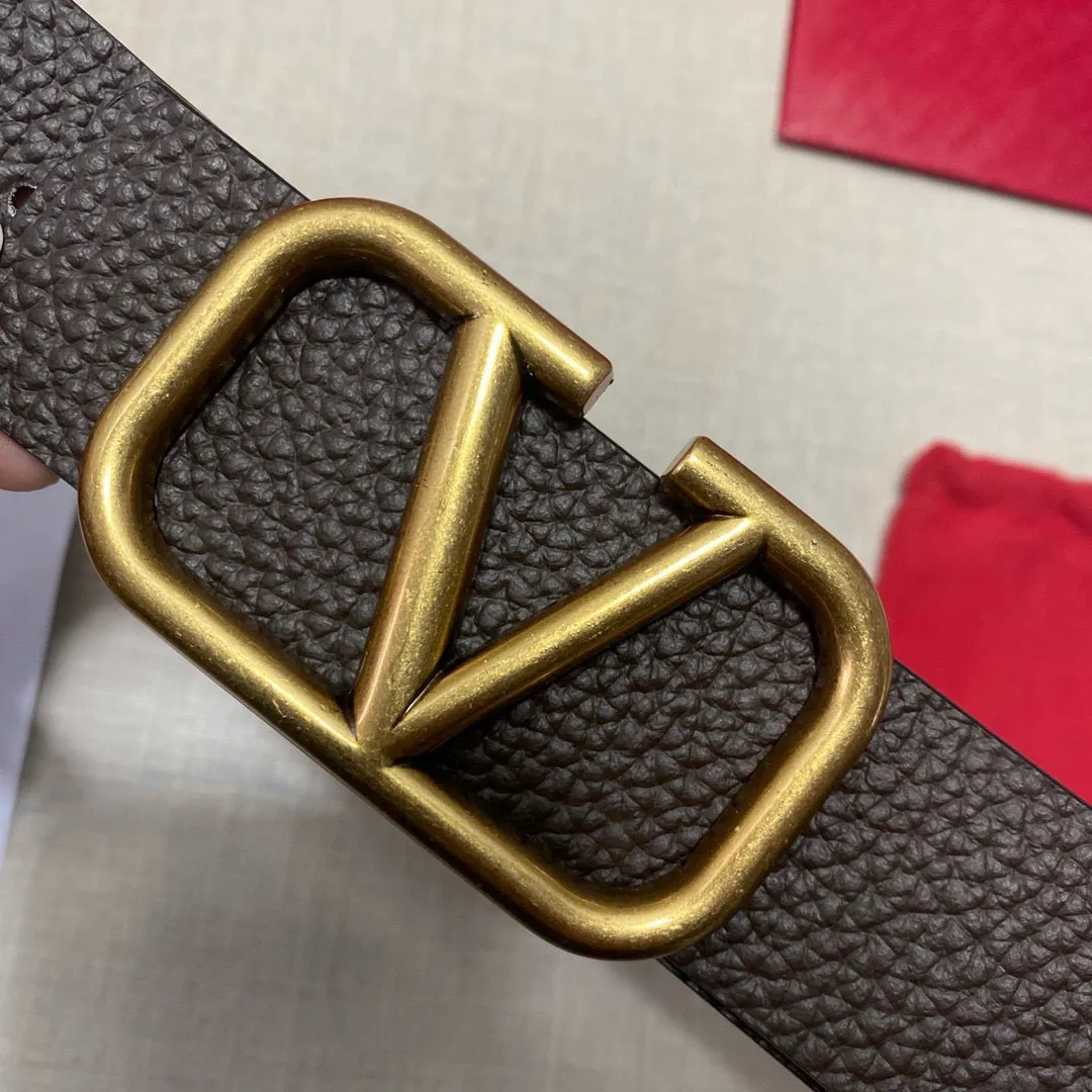 ✈️🇮🇹Brand: Valentino Valevtlo imitation copper buckle P150 ✈️🇮🇹Grade: 🚢Original private goods. Imported first-layer cowhide coffee sole, sold at counters🈶️, comparable to the genuine product! Exquisite oil edges, computer stitching, soft hand feel. No modifications in real photos. The upper body effect is super good, the length cannot be cut. Comes with a full set of packaging at the counter. It is the first choice to bring as a gift. Free eye needle ✈️🇮🇹Button head: imitation copper buckle hardware ✈️🇮🇹Length: 100-125cm 3.8cm specifications ✈️🇮🇹Color: black coffee