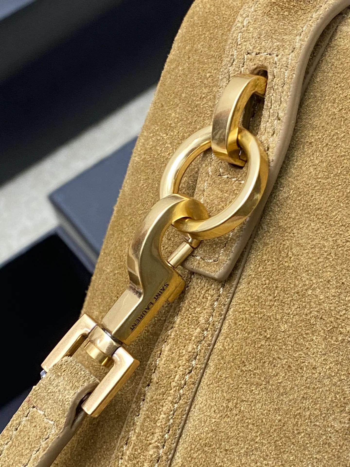 💰1500 Gold Leaf Brown/Ancient Gold 🌈New LE 37 Mini Glossy Leather Handbag, Super Beautiful Bucket Bag With handle_New bag type, made of Italian original calfskin, the bag has a simple and three-dimensional outline, looks stiff but not too sharp, with a metal foot nail at the bottom, and a plug-in bag buckle with a classic iconic metal logo, giving the overall look a unique and elegant, fashionable and modern temperament 😍20240750 Model: 765870 [original leather] Size: 15×13×6cm