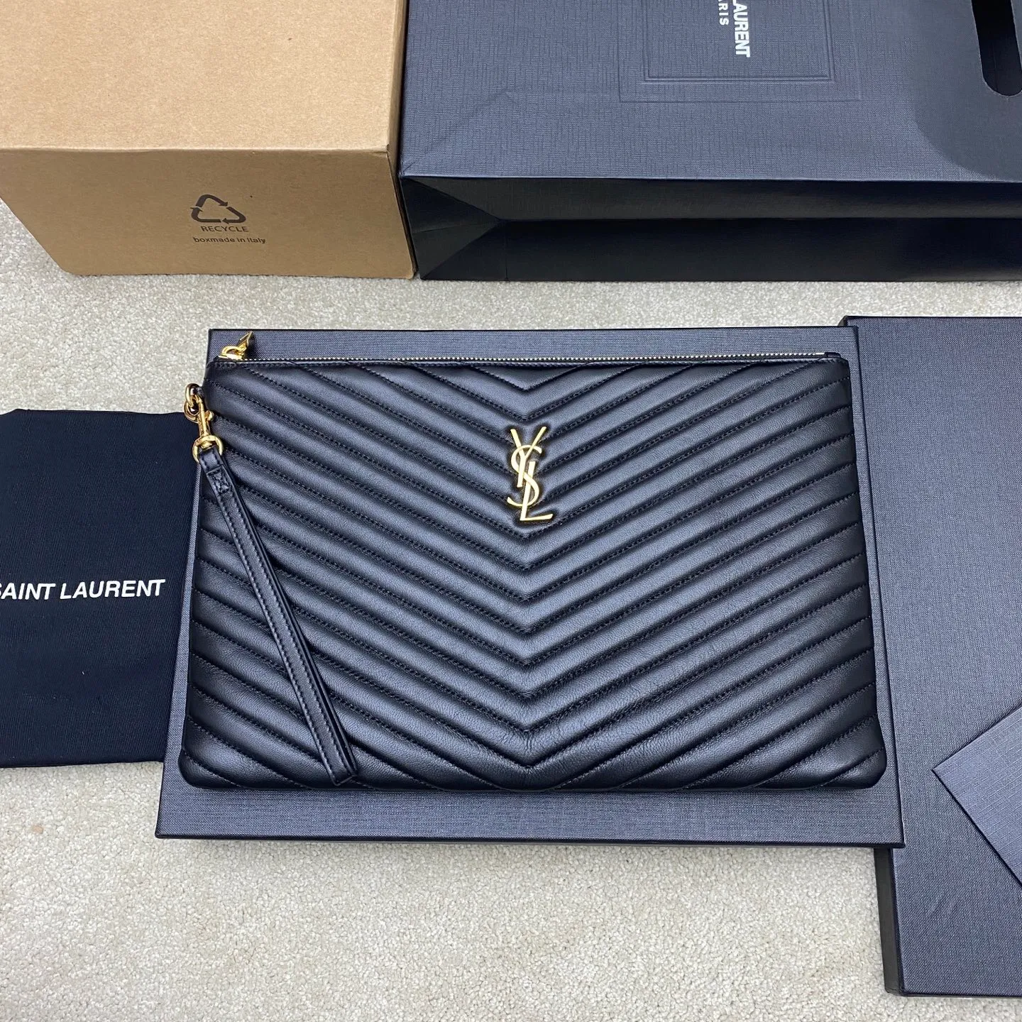 💰960 black sheepskin/gold 🌈YSL Saint Laurent Paris new black classic clutch calfskin zipper, soft, shiny, elegant and elegant quilted rhombus quilted soft lambskin clutch! Exquisite craftsmanship creates every detail, from touch to texture, exuding high-end elegance! 20250480 Model: 440222 [Original leather] Size: 36x23cm (large size)