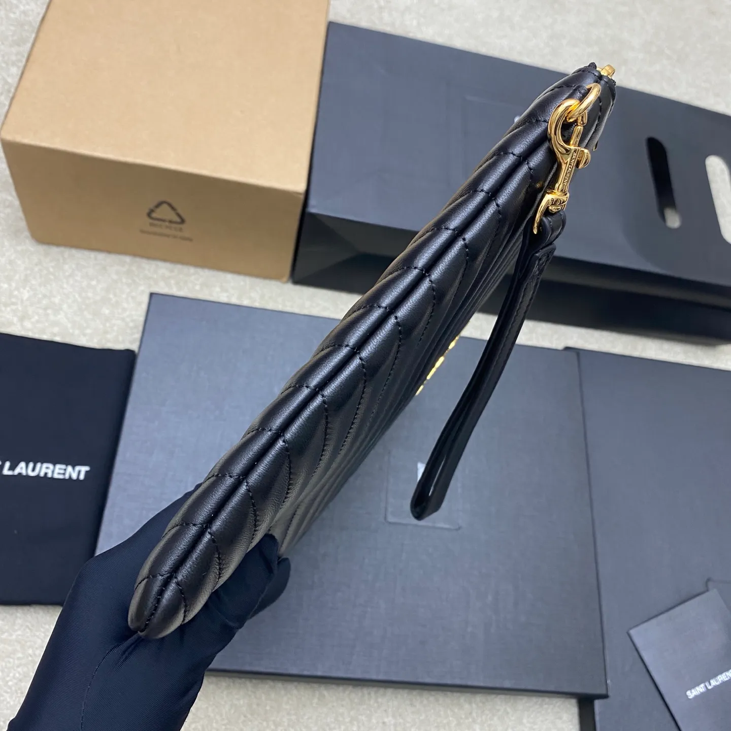 💰960 black sheepskin/gold 🌈YSL Saint Laurent Paris new black classic clutch calfskin zipper, soft, shiny, elegant and elegant quilted rhombus quilted soft lambskin clutch! Exquisite craftsmanship creates every detail, from touch to texture, exuding high-end elegance! 20250480 Model: 440222 [Original leather] Size: 36x23cm (large size)