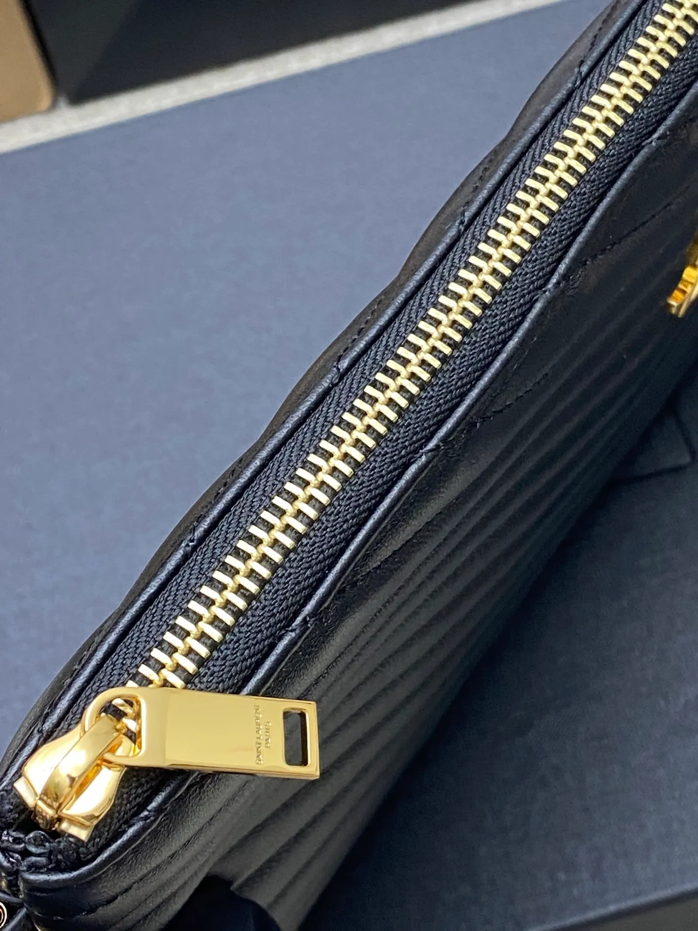 💰960 black sheepskin/gold 🌈YSL Saint Laurent Paris new black classic clutch calfskin zipper, soft, shiny, elegant and elegant quilted rhombus quilted soft lambskin clutch! Exquisite craftsmanship creates every detail, from touch to texture, exuding high-end elegance! 20250480 Model: 440222 [Original leather] Size: 36x23cm (large size)