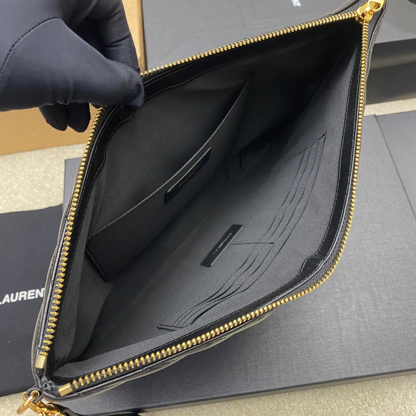 💰960 black sheepskin/gold 🌈YSL Saint Laurent Paris new black classic clutch calfskin zipper, soft, shiny, elegant and elegant quilted rhombus quilted soft lambskin clutch! Exquisite craftsmanship creates every detail, from touch to texture, exuding high-end elegance! 20250480 Model: 440222 [Original leather] Size: 36x23cm (large size)