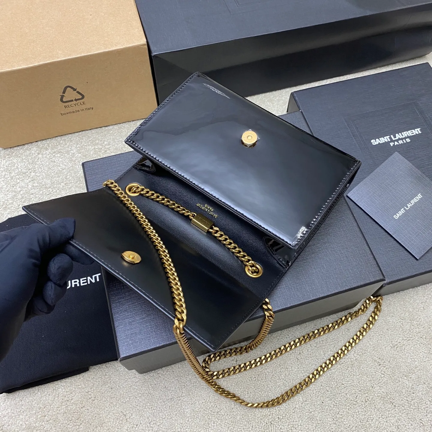 💰1300 Black Patent Leather/Antique Gold 🌈YSL KATE Patent Leather Glossy The most classic style and the most practical size. The core design of this series is the Y logo. Mr. Yves Saint Laurent invited poster artist Cassandre to design it. The three letters are superimposed on each other, which is simple and avant-garde. Definitely a timeless classic! No Y family tassel bag dares to say that they are fashionable👍20250650 Model: 377629 [original leather] Size: 20x12.5x5cm