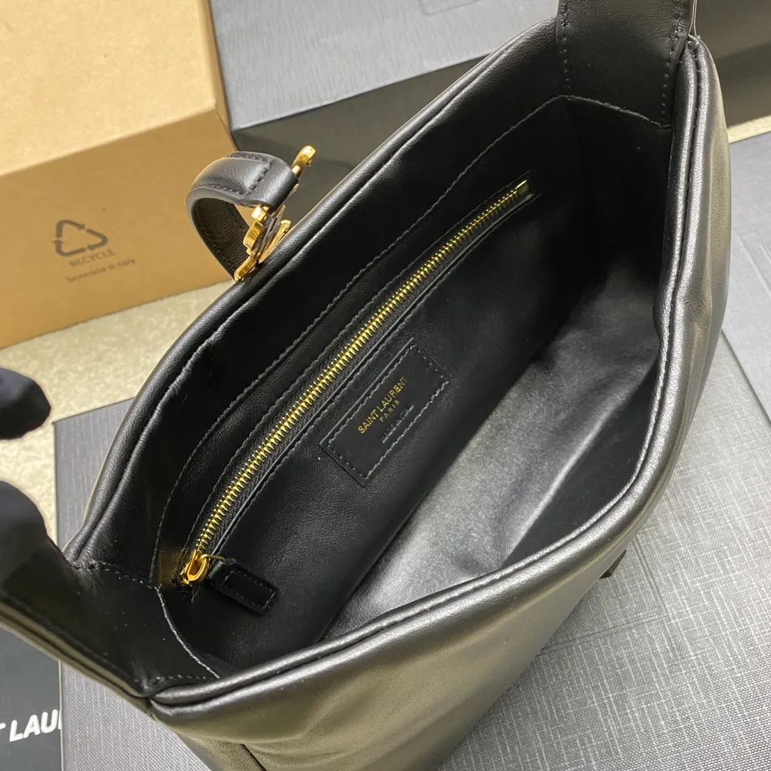 p1380 The top product in the market, black sheepskin/antique gold 🌈▪️𝑳𝑬 5 𝐀̀ 7▪️New style, this year’s explosive armpit bag Y family is late but it’s here‼ ️When I saw it at the time, I thought this name was so special. It was inspired by the niche movie "Cléo from 5 to 7", which tells the story of how the protagonist Cléo gradually reveals her independent female side between 5 and 7 o'clock after get off work and when she returns home. Looking back at the bag itself, the outline of the bag is simple and three-dimensional. It looks stiff but not too sharp. Paired with the brand's iconic plug-in buckle, the overall look gives a unique and elegant, yet fashionable and modern temperament🧡20230690 Model: 763419 [original leather] Size: 24.5x16x6cm