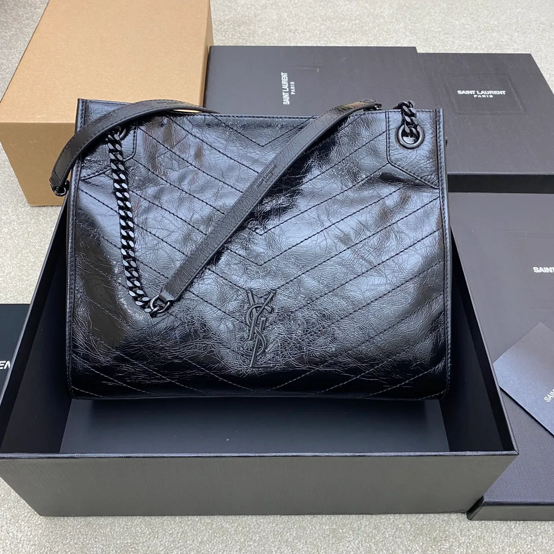 Oil-waxed black leather/black chain 🌈NIKI SHOPPING BAG original leather. It continues Niki style and uses wrinkled oil-waxed cowhide and the logo is wrapped in genuine leather. There is a magnetic buckle in the middle of the bag to ensure the safety of the bag. There is a zipper compartment and an open slot design inside to hold mobile phones and change cards for easy access. The bag is very light in weight and has a large capacity, making it extremely practical👍20210690 Model: 577999 [original leather] Size: 33*27*11.5cm [this size does not come with packaging]
