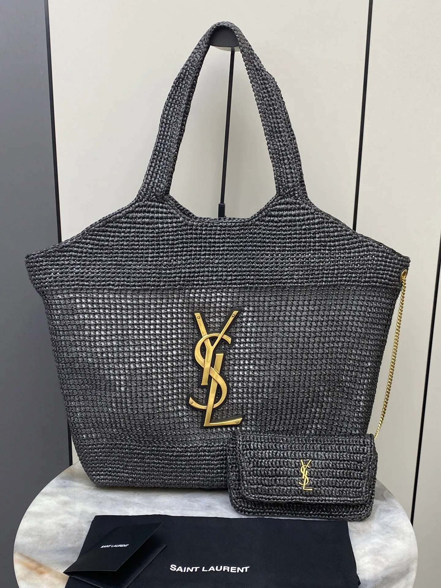 p2360 Premium original leather woven black/antique gold 🌈ICARE_woven shopping bag full of artistic flavor, raffia weaving is very solid, French lazy style, smooth shape, with a simple big logo, high-end atmosphere and very photogenic. Large capacity, lightweight and versatile, it is my favorite bag when going out! It can be paired with freshness and leisure, and you can carry it with you on vacation👍20250 Style number: 772191 [Braided raffia] Size: 37-55x43×5cm [This style does not come with packaging] Small bag size: 21.7x16.9x2cm