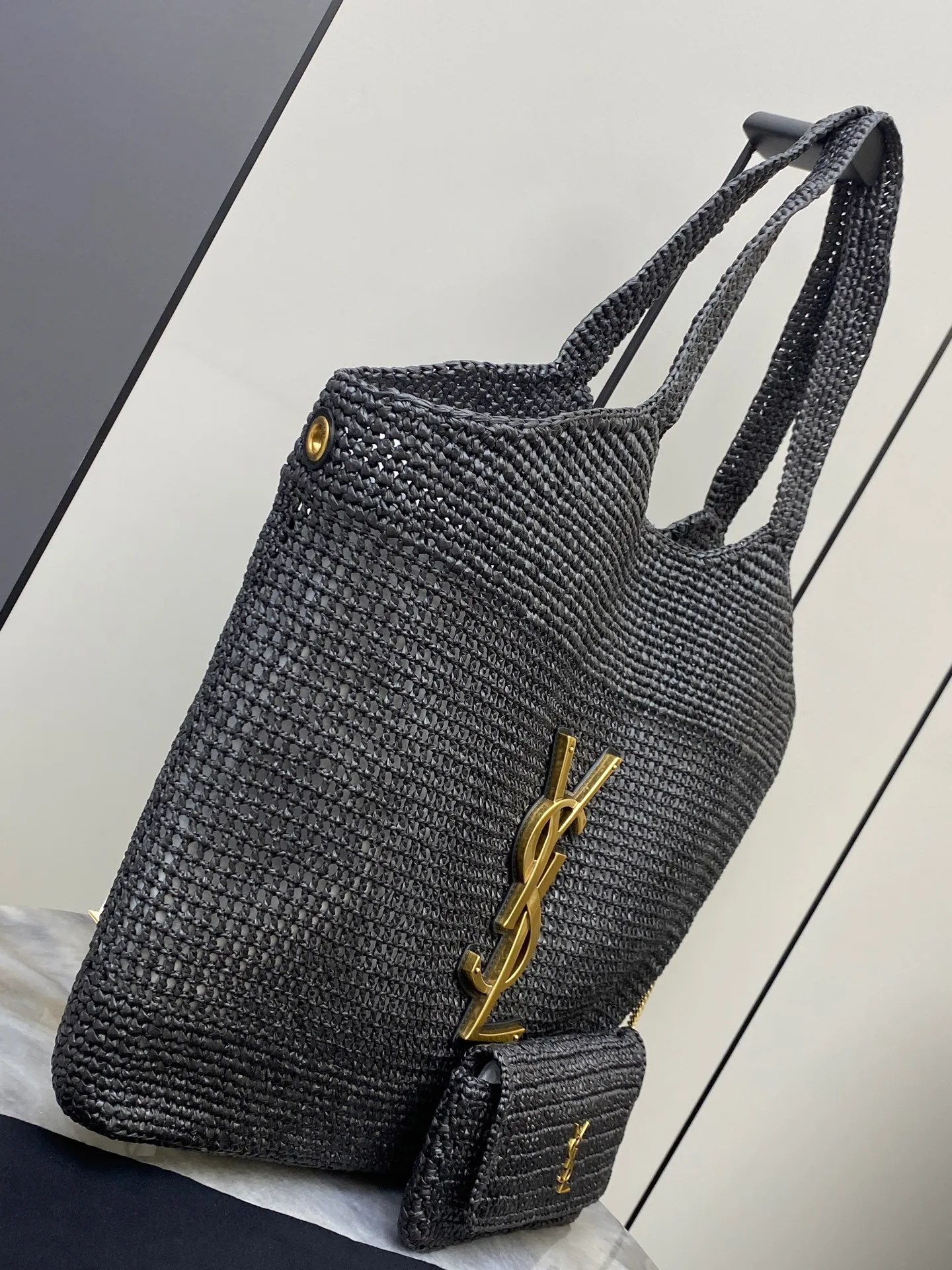 p2360 Premium original leather woven black/antique gold 🌈ICARE_woven shopping bag full of artistic flavor, raffia weaving is very solid, French lazy style, smooth shape, with a simple big logo, high-end atmosphere and very photogenic. Large capacity, lightweight and versatile, it is my favorite bag when going out! It can be paired with freshness and leisure, and you can carry it with you on vacation👍20250 Style number: 772191 [Braided raffia] Size: 37-55x43×5cm [This style does not come with packaging] Small bag size: 21.7x16.9x2cm