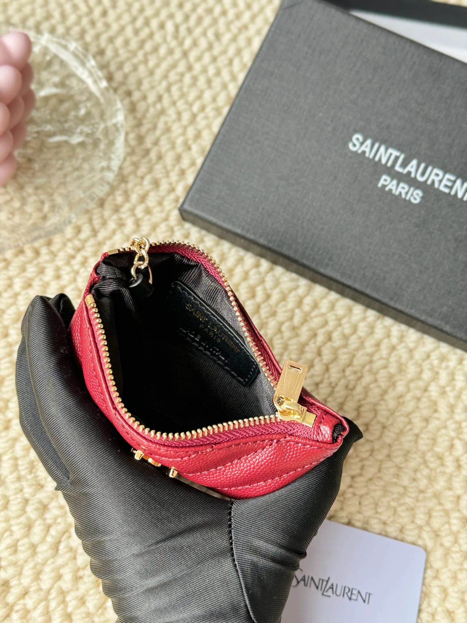 💰140 The first key bag in the ysl series, a V-shaped chain bag, matching key ring, grosgrain lining, and exquisite hardware make this small leather goods particularly good. It can be used as a key bag or coin purse, suitable for men and women. Great for giving as a gift or for personal use! Style number: 438386 Size: 13x7.5x2cm