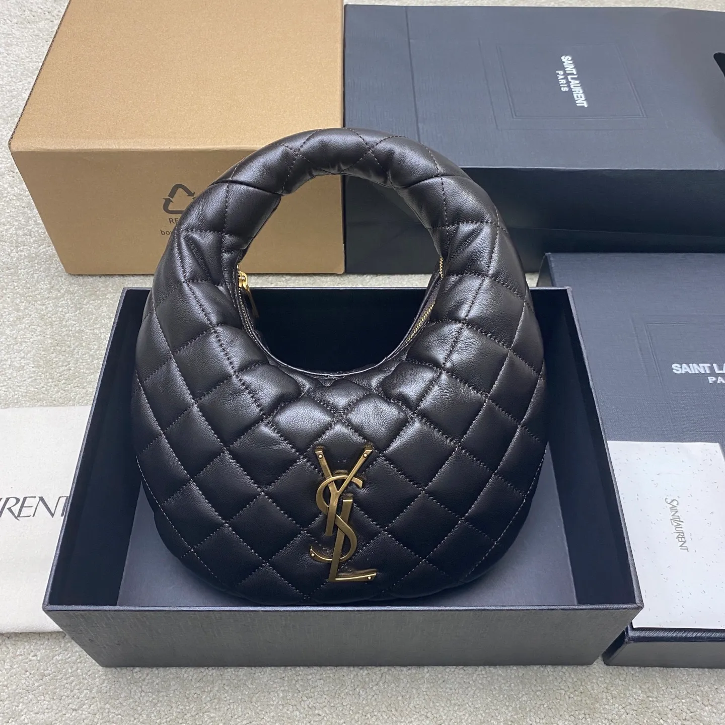 Dark coffee sheepskin/gold 🌈ICARE baby nappa sheepskin handbag The much-anticipated croissant-shaped bag 🥐 makes its debut, embellished with the iconic metal logo, perfectly combining retro and modern feel, making it one of the most anticipated It Bags this season. Whether it's for daily outings or night parties, this bag can be easily carried! 20250750 Model: 851689 [original leather] Size: 17cm×18×4cm