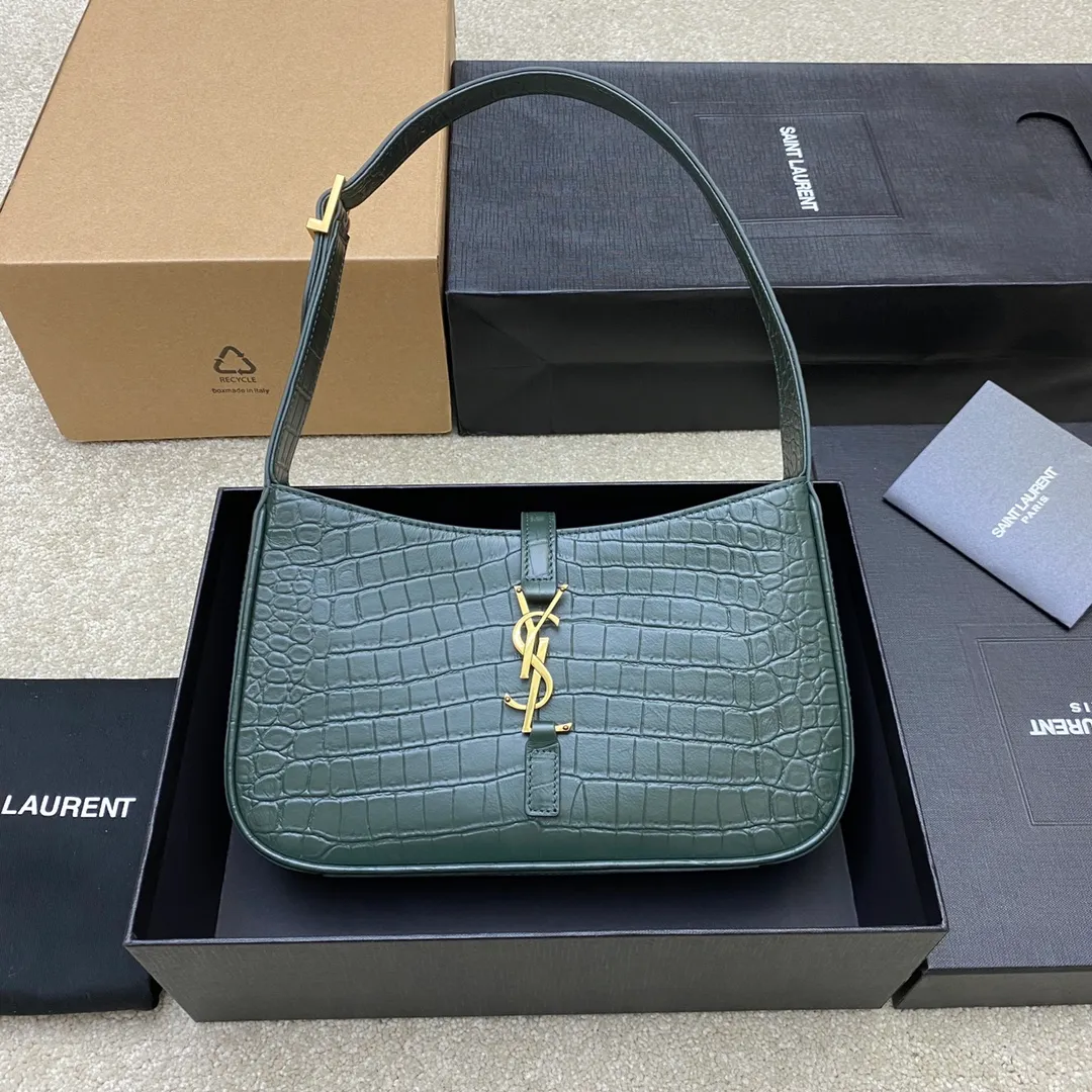 Green crocodile/gold buckle 🌈 2021 spring and summer new armpit bag hobo bag 🔥 One of this year’s treasure bags 👍 Minimalist shape + metal logo buckle opening and closing design Adjustable shoulder strap Simple, beautiful and high-end feeling The bag is light and easy to match The wife’s explosive beauty l bag has sufficient capacity 💋20220680 Model: 657228 [Original leather] Size: 24.5*14*6cm