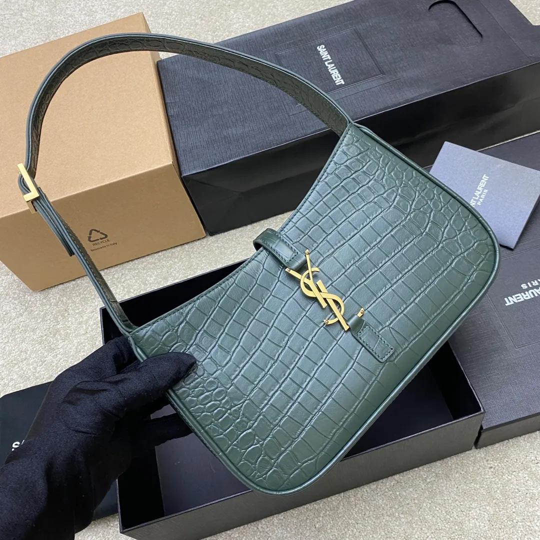 Green crocodile/gold buckle 🌈 2021 spring and summer new armpit bag hobo bag 🔥 One of this year’s treasure bags 👍 Minimalist shape + metal logo buckle opening and closing design Adjustable shoulder strap Simple, beautiful and high-end feeling The bag is light and easy to match The wife’s explosive beauty l bag has sufficient capacity 💋20220680 Model: 657228 [Original leather] Size: 24.5*14*6cm