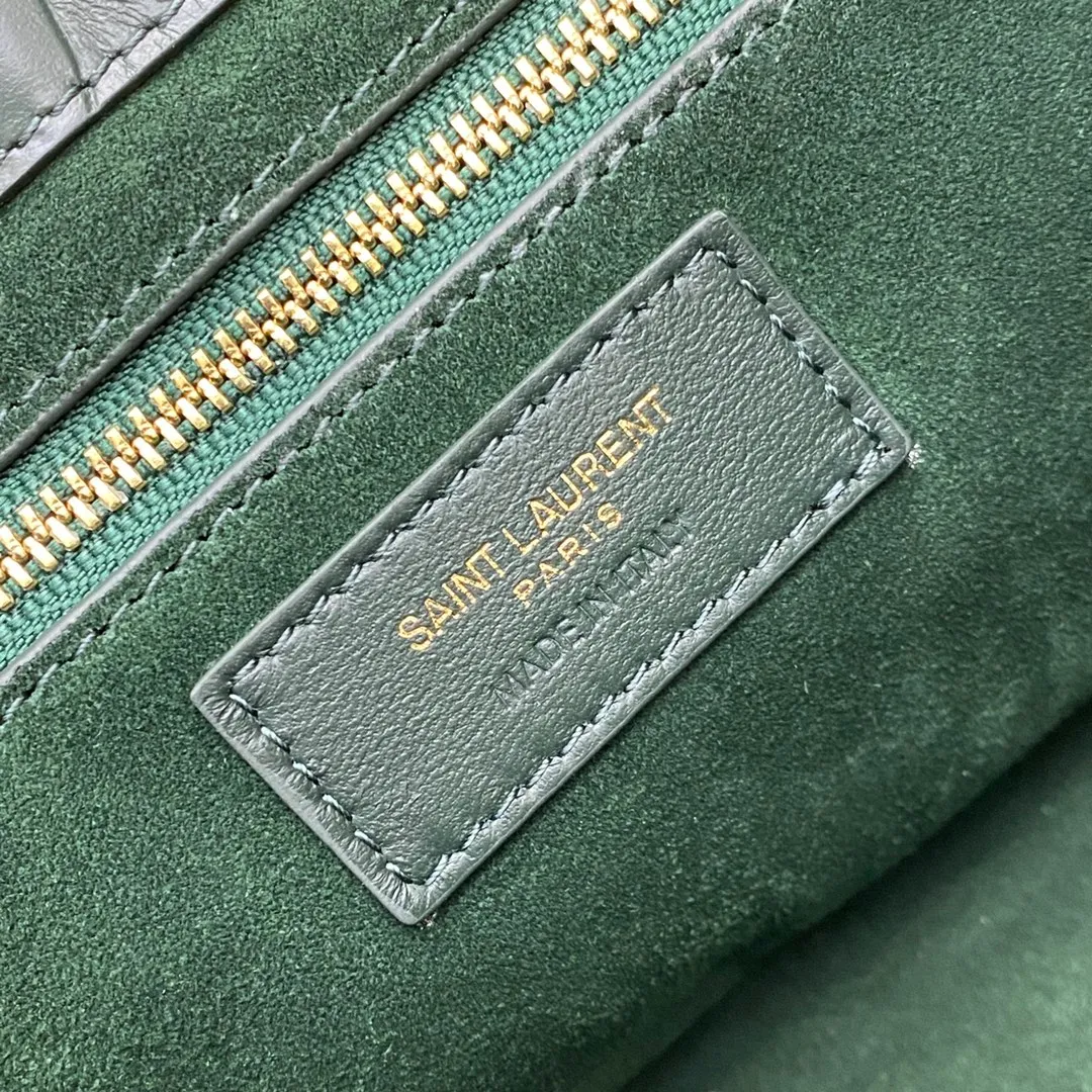 Green crocodile/gold buckle 🌈 2021 spring and summer new armpit bag hobo bag 🔥 One of this year’s treasure bags 👍 Minimalist shape + metal logo buckle opening and closing design Adjustable shoulder strap Simple, beautiful and high-end feeling The bag is light and easy to match The wife’s explosive beauty l bag has sufficient capacity 💋20220680 Model: 657228 [Original leather] Size: 24.5*14*6cm