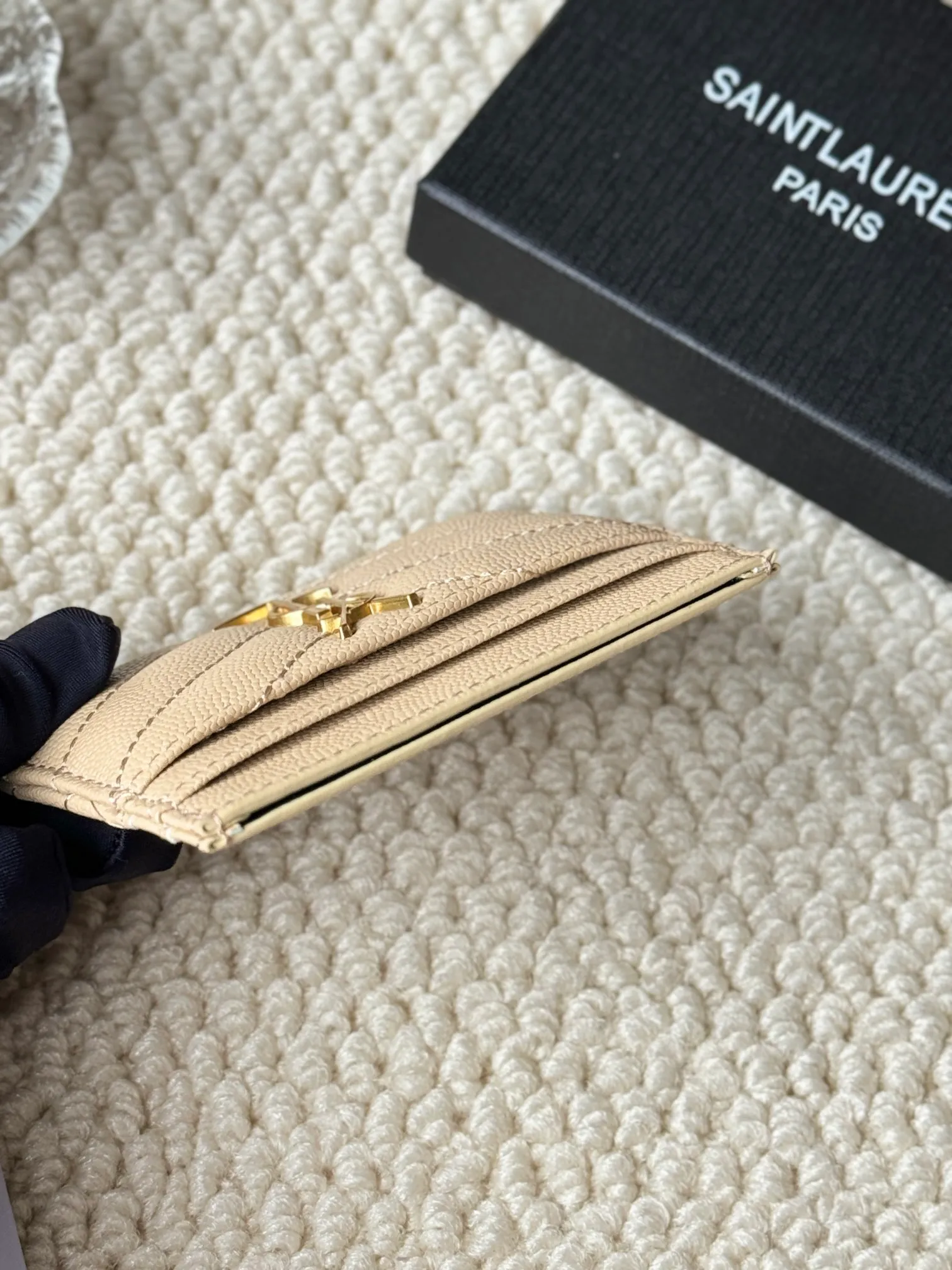 💰100 ysl Yves Saint Laurent's most classic genuine card bag, with sheepskin microfiber lining, jacquard embossed stitching sheepskin credit card holder, metal interlocking YSL logo original single-pair hardware, copied details Style number: 423291 Size: 10.5×7.5×0.5cm