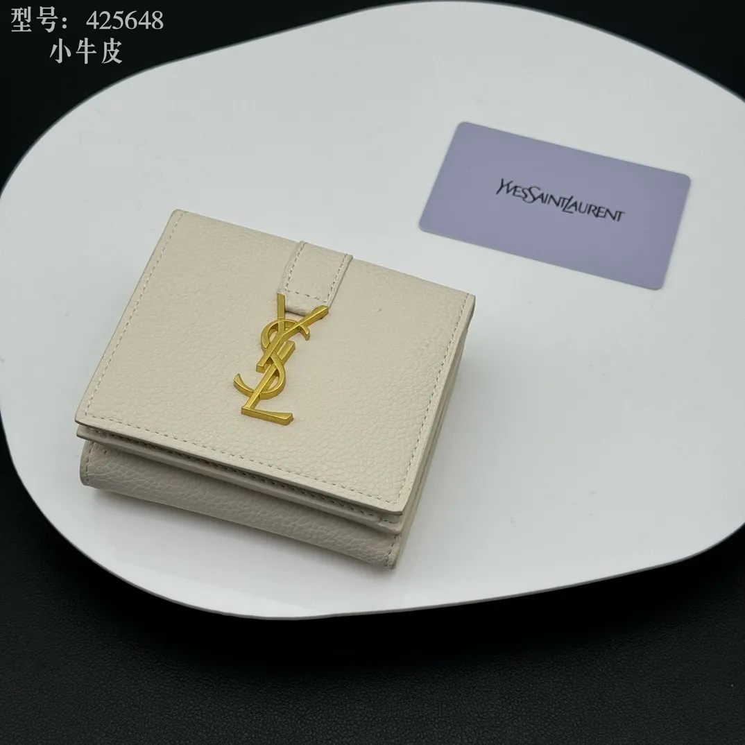 💰170 💎Top quality 💕 Full leather inside and outside "Saint Laurent" YSL 💌 Tri-fold small wallet White leather grain gold Impressive mini wallet with metal YSL logo mounted on the leather ring. Gold Metal Accessories Shutter Button Closer Inside: Wallet 1 Card Slot x 3 Outside: Coin Pocket with Shutter Button x 1, Dimensions: 9.5 X 7 X 3 CM, Style No.: 425648