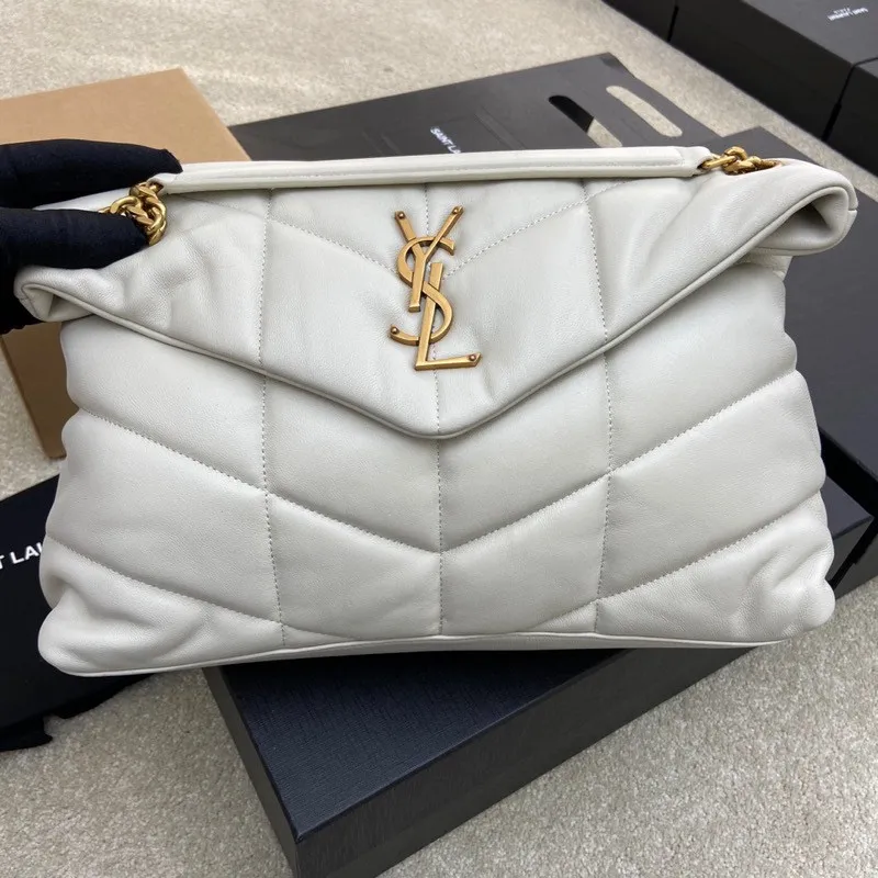White sheepskin/antique gold 🌈𝑳𝑶𝑼𝑳𝑶𝑼 𝑷𝑼𝑭𝑭𝑬𝑹 Large quilted lambskin bag, made of genuine genuine leather, feels soft and delicate, like embracing clouds☁️✨The classic Y family logo, chain and buttonhole hardware are all made of Barkin matte silver hardware. The opening of the bag is folded and sealed with a magnetic snap buckle, which has first-class sealing and safety👍20210900 Size: 35*23*13.5cm Model: 577475 [original leather]
