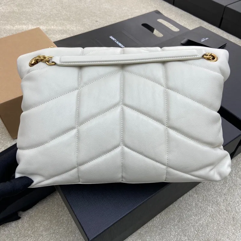 White sheepskin/antique gold 🌈𝑳𝑶𝑼𝑳𝑶𝑼 𝑷𝑼𝑭𝑭𝑬𝑹 Large quilted lambskin bag, made of genuine genuine leather, feels soft and delicate, like embracing clouds☁️✨The classic Y family logo, chain and buttonhole hardware are all made of Barkin matte silver hardware. The opening of the bag is folded and sealed with a magnetic snap buckle, which has first-class sealing and safety👍20210900 Size: 35*23*13.5cm Model: 577475 [original leather]