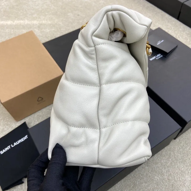 White sheepskin/antique gold 🌈𝑳𝑶𝑼𝑳𝑶𝑼 𝑷𝑼𝑭𝑭𝑬𝑹 Large quilted lambskin bag, made of genuine genuine leather, feels soft and delicate, like embracing clouds☁️✨The classic Y family logo, chain and buttonhole hardware are all made of Barkin matte silver hardware. The opening of the bag is folded and sealed with a magnetic snap buckle, which has first-class sealing and safety👍20210900 Size: 35*23*13.5cm Model: 577475 [original leather]