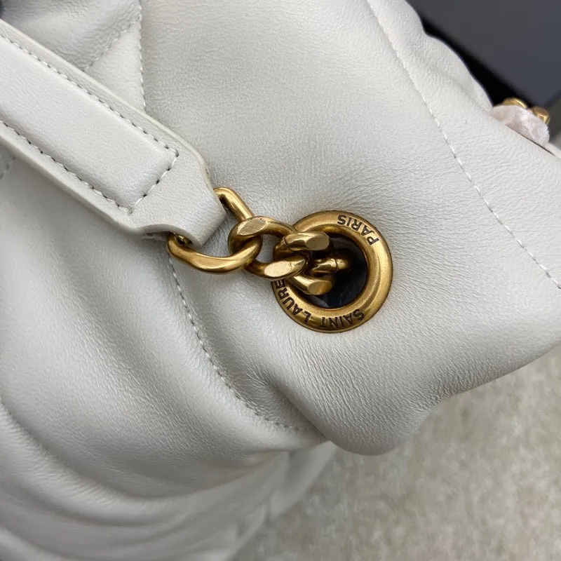 White sheepskin/antique gold 🌈𝑳𝑶𝑼𝑳𝑶𝑼 𝑷𝑼𝑭𝑭𝑬𝑹 Large quilted lambskin bag, made of genuine genuine leather, feels soft and delicate, like embracing clouds☁️✨The classic Y family logo, chain and buttonhole hardware are all made of Barkin matte silver hardware. The opening of the bag is folded and sealed with a magnetic snap buckle, which has first-class sealing and safety👍20210900 Size: 35*23*13.5cm Model: 577475 [original leather]