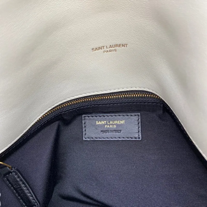 White sheepskin/antique gold 🌈𝑳𝑶𝑼𝑳𝑶𝑼 𝑷𝑼𝑭𝑭𝑬𝑹 Large quilted lambskin bag, made of genuine genuine leather, feels soft and delicate, like embracing clouds☁️✨The classic Y family logo, chain and buttonhole hardware are all made of Barkin matte silver hardware. The opening of the bag is folded and sealed with a magnetic snap buckle, which has first-class sealing and safety👍20210900 Size: 35*23*13.5cm Model: 577475 [original leather]