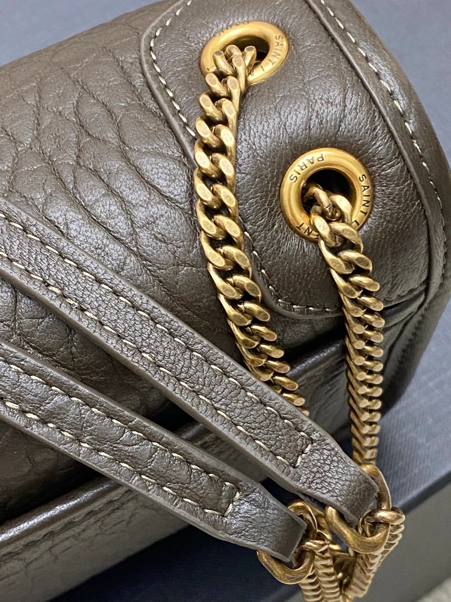 💰1560 elephant green/gold (mini size) 🌈The new member of Niki family, mini is simply not too cool😎The bag shape is good-looking and has no shortcomings. The soft sheepskin creates a retro style. It can be worn cross-body or under the arm. It is full of aura and can be worn by both men and women. It has both fashion and functionality. The upper body is comfortable and fashionable. The capacity is well arranged for daily travel👍20250780 Model: 828736 [original leather] Size: 18×12.5×5cm