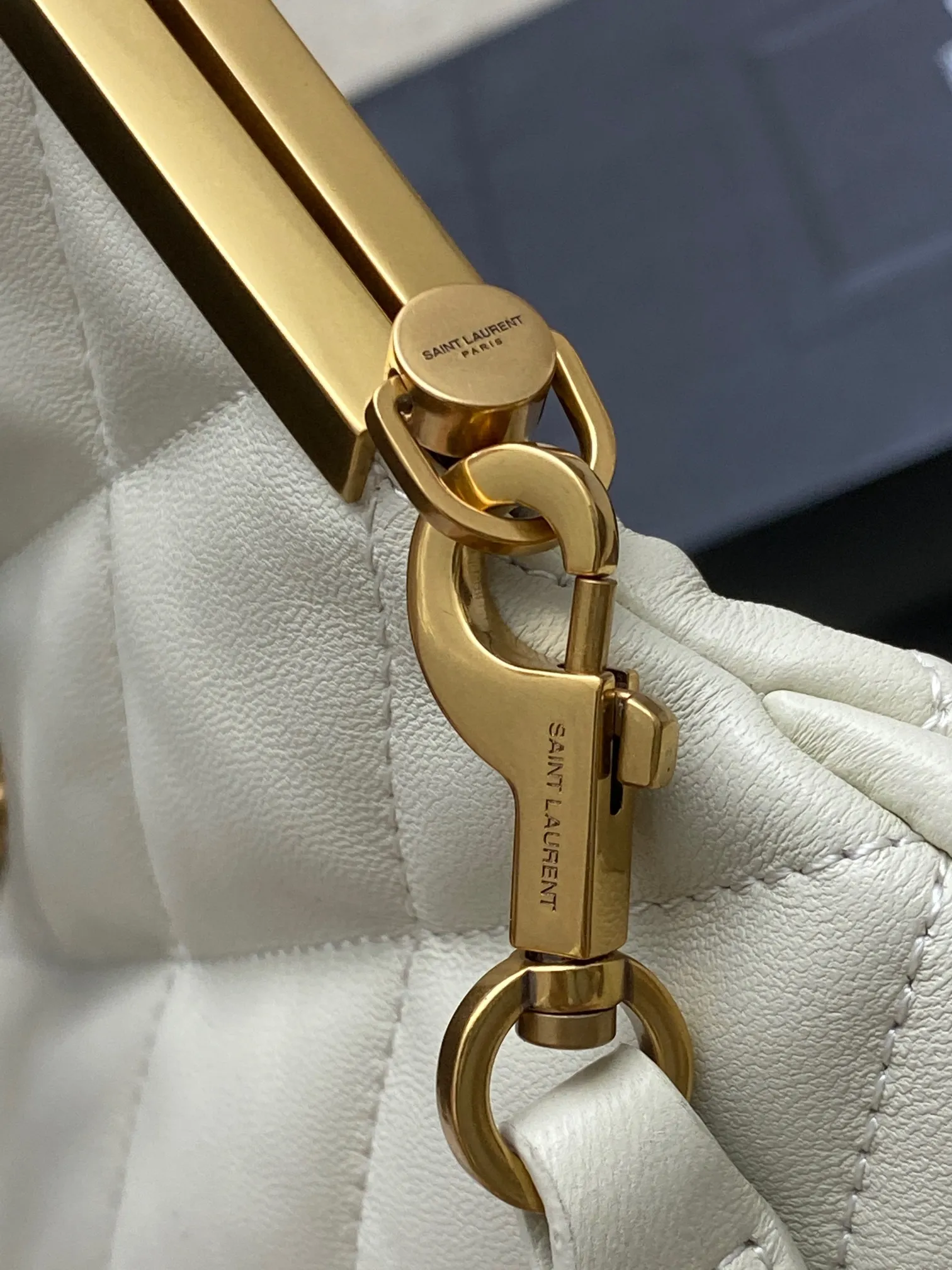 💰1900 milk white sheepskin/old gold 🌈2013 new sheepskin metal flap bag, new sheepskin quilted bag full of retro design, two-way zipper F R A M E handbag, with diamond quilting and metal Le CASSANDRE! Features chain top handles, fold-down top and detachable shoulder strap! Sheepskin texture, delicate feel, full of high-end feel! 20230950 Style number: 754001 [original leather] Size: 26x26.5x5