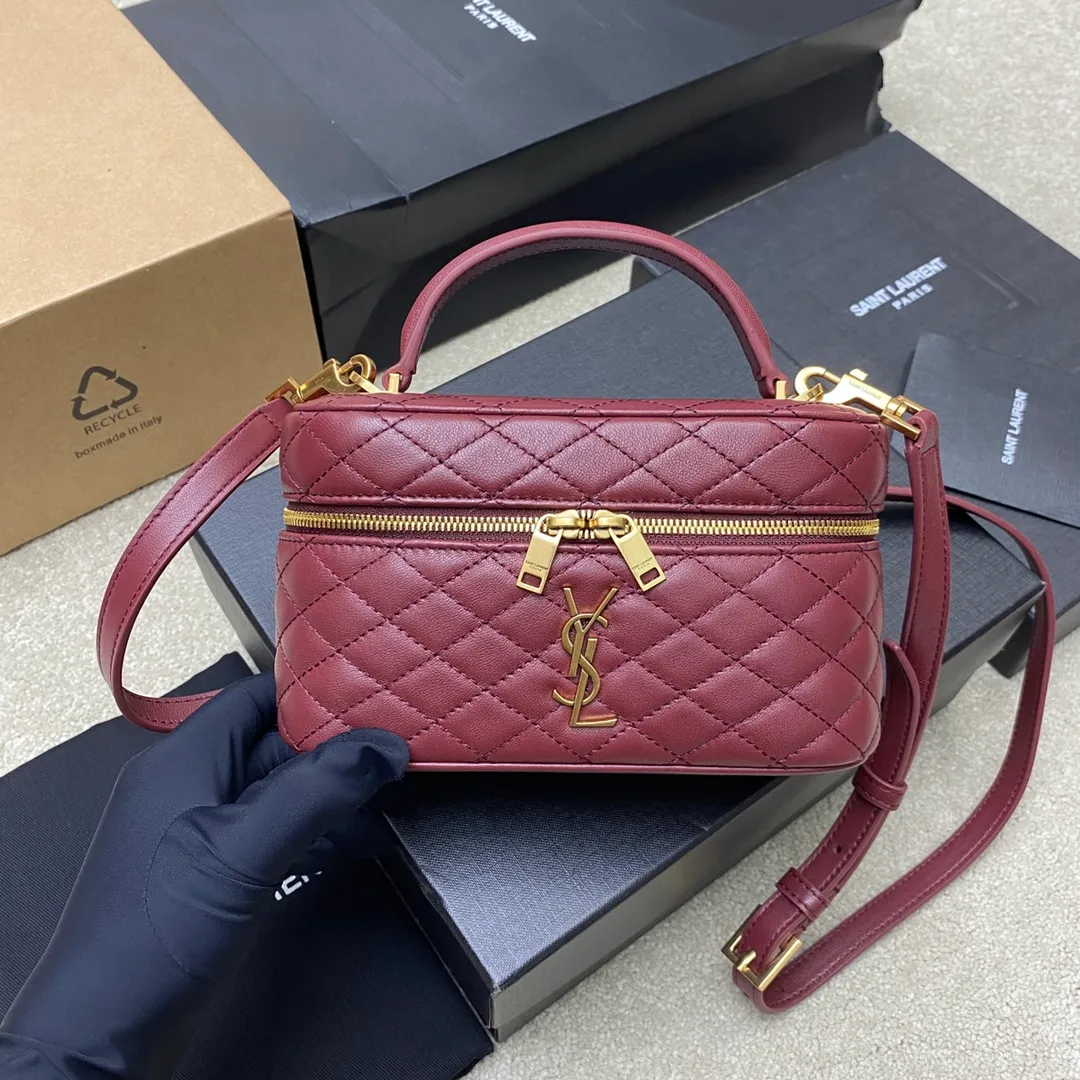 💰1500 Maroon Sheepskin/Gold 🌈The latest hot style𝙈𝙞𝙣𝙞Sheep Leather Shoulder Clutch Cosmetic Bag is here! Wraparound zippered clutch featuring 𝙇𝙀 𝘾𝘼𝙎𝙎𝘼𝙉𝘿𝙍𝙀 and diamond quilted overlock seams, sheepskin lining, bronze hardware zip closure with a card slot, this versatile piece features leather top handles and an adjustable removable shoulder strap that can be worn over the shoulder or crossbody! 20240750 Model: 766731 [original leather] Size: 18×11×6.5𝙘𝙢
