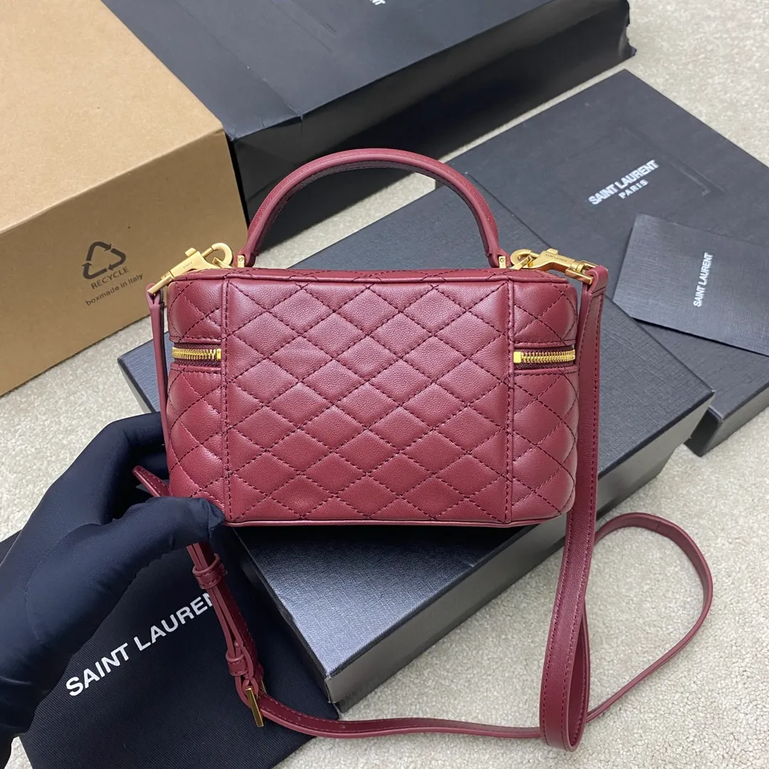 💰1500 Maroon Sheepskin/Gold 🌈The latest hot style𝙈𝙞𝙣𝙞Sheep Leather Shoulder Clutch Cosmetic Bag is here! Wraparound zippered clutch featuring 𝙇𝙀 𝘾𝘼𝙎𝙎𝘼𝙉𝘿𝙍𝙀 and diamond quilted overlock seams, sheepskin lining, bronze hardware zip closure with a card slot, this versatile piece features leather top handles and an adjustable removable shoulder strap that can be worn over the shoulder or crossbody! 20240750 Model: 766731 [original leather] Size: 18×11×6.5𝙘𝙢
