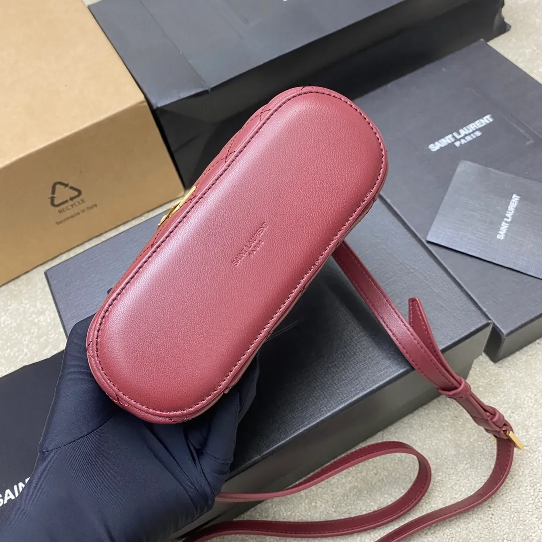 💰1500 Maroon Sheepskin/Gold 🌈The latest hot style𝙈𝙞𝙣𝙞Sheep Leather Shoulder Clutch Cosmetic Bag is here! Wraparound zippered clutch featuring 𝙇𝙀 𝘾𝘼𝙎𝙎𝘼𝙉𝘿𝙍𝙀 and diamond quilted overlock seams, sheepskin lining, bronze hardware zip closure with a card slot, this versatile piece features leather top handles and an adjustable removable shoulder strap that can be worn over the shoulder or crossbody! 20240750 Model: 766731 [original leather] Size: 18×11×6.5𝙘𝙢