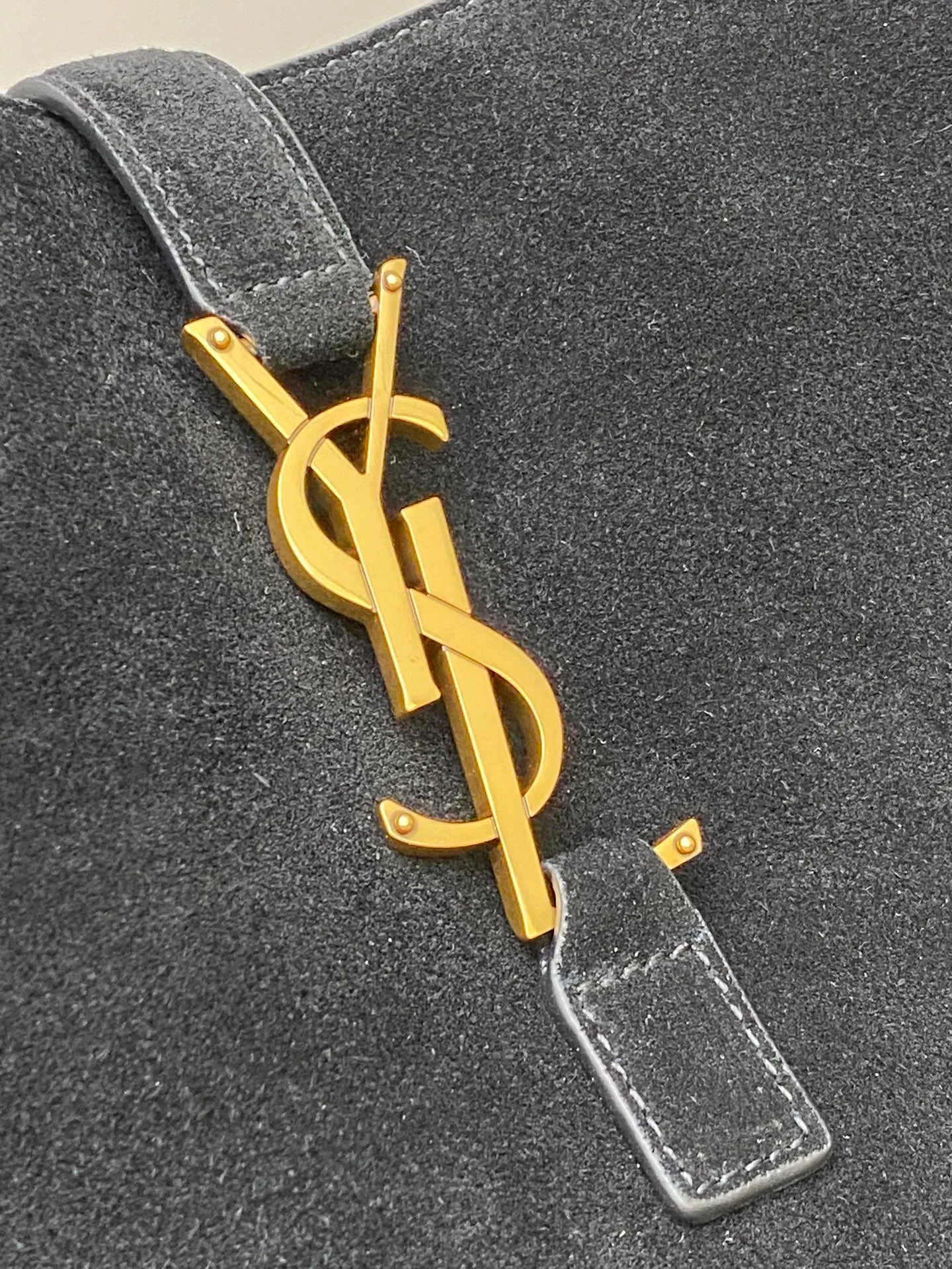 💰2560 Matte black leather/antique gold 🌈Horizontal tote bag version of the new BEA handbag, leather tab closure, decorated with LE CASSANDRE. Roomy and lined in tonal suede, it features a main compartment and an interior zipped pocket. Internal lace-up design, the sides can be folded or unfolded as needed. Soft deerskin bea has an exclusive rare and luxurious texture. The simple appearance is coupled with the softness of the upper body and a lazy style. The sides can also be contracted. There are two forms👑202301280 Model: 763435 [original leather] Size: 50x28x18cm [This size does not come with packaging]